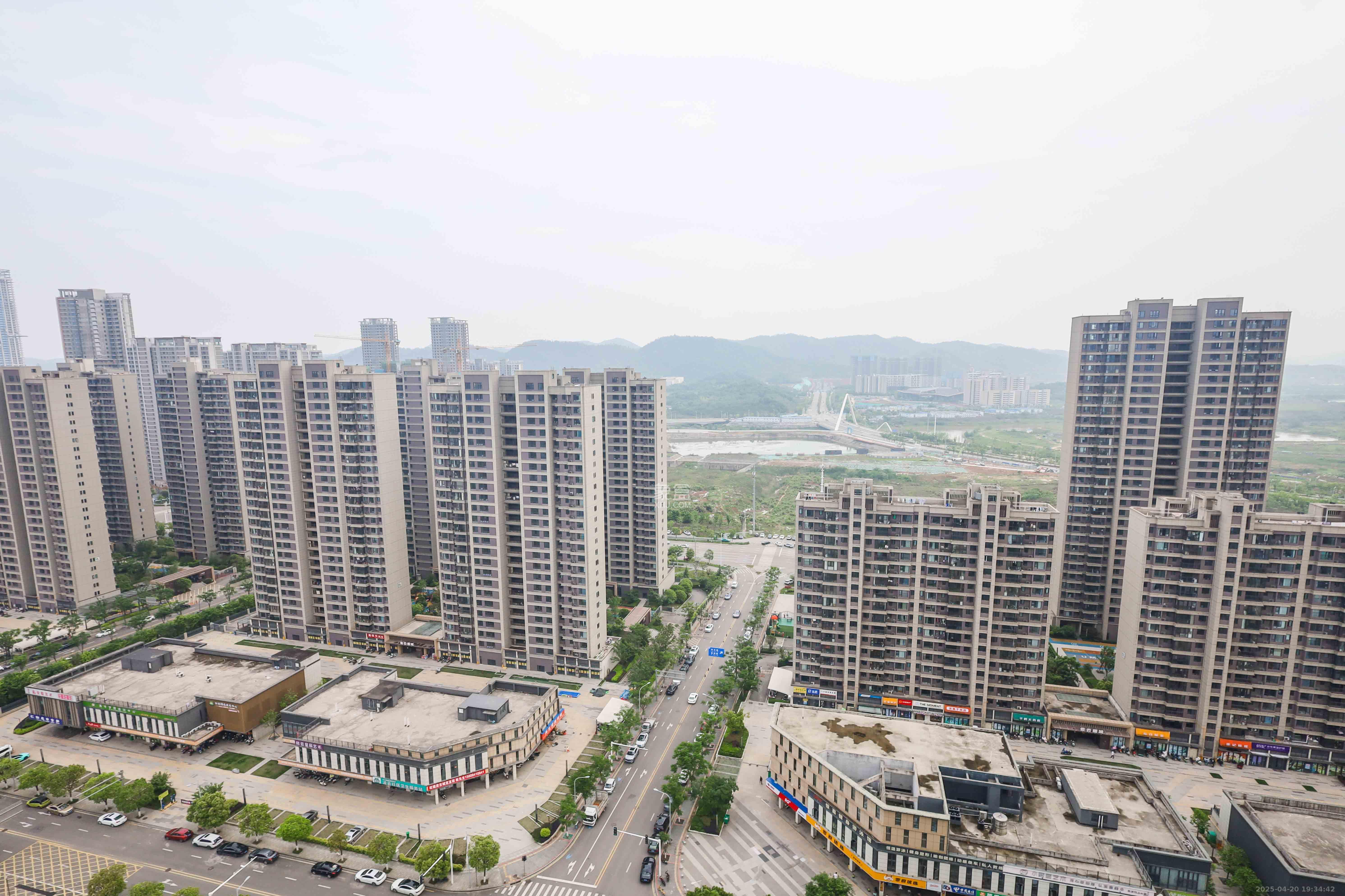 招商华发依云曦城  4室2厅2卫    143.0万阳台
