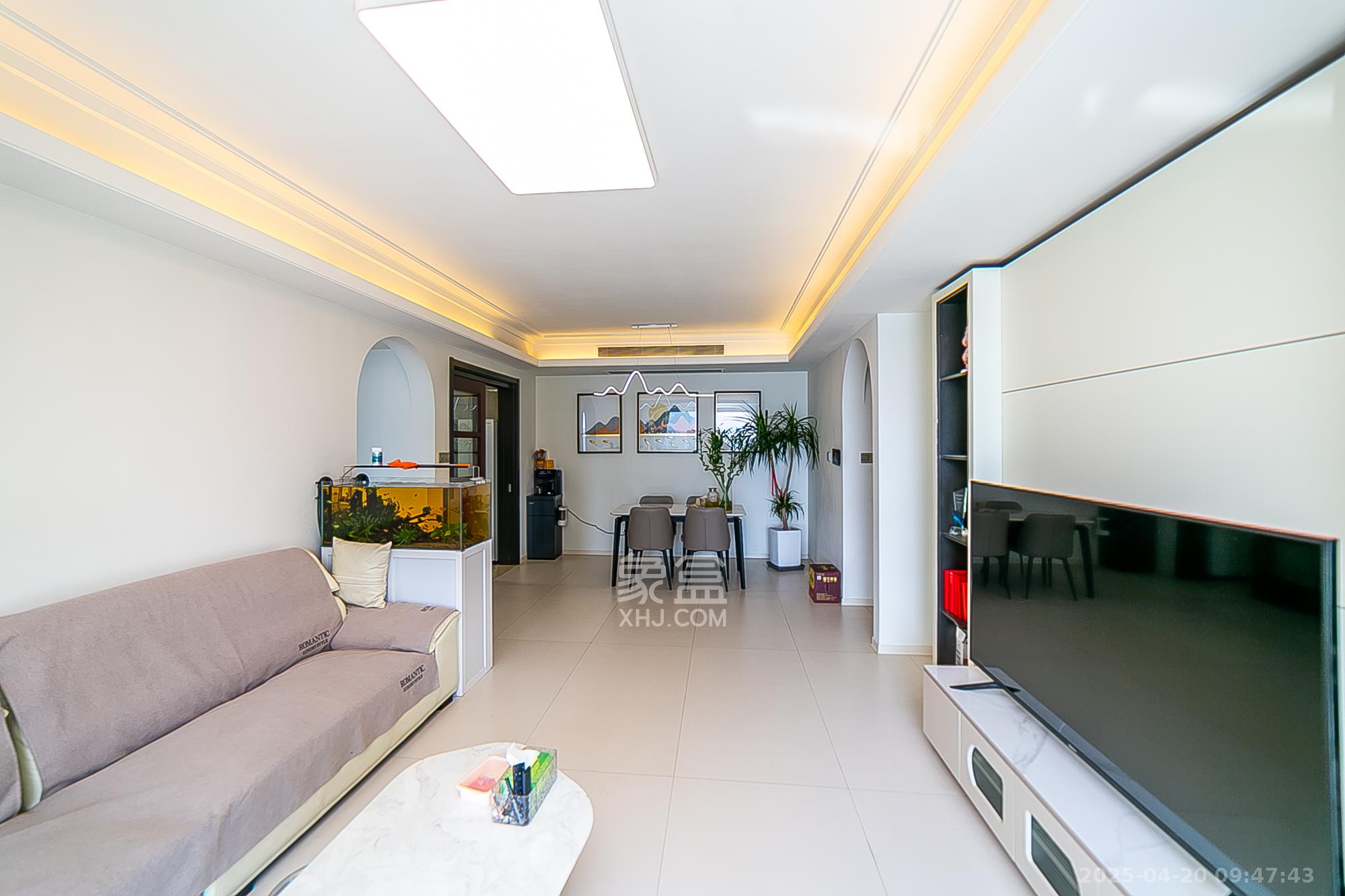 万科紫台 3室2厅2卫 270.0万 万科紫台 3室2厅2卫 270.0万客厅