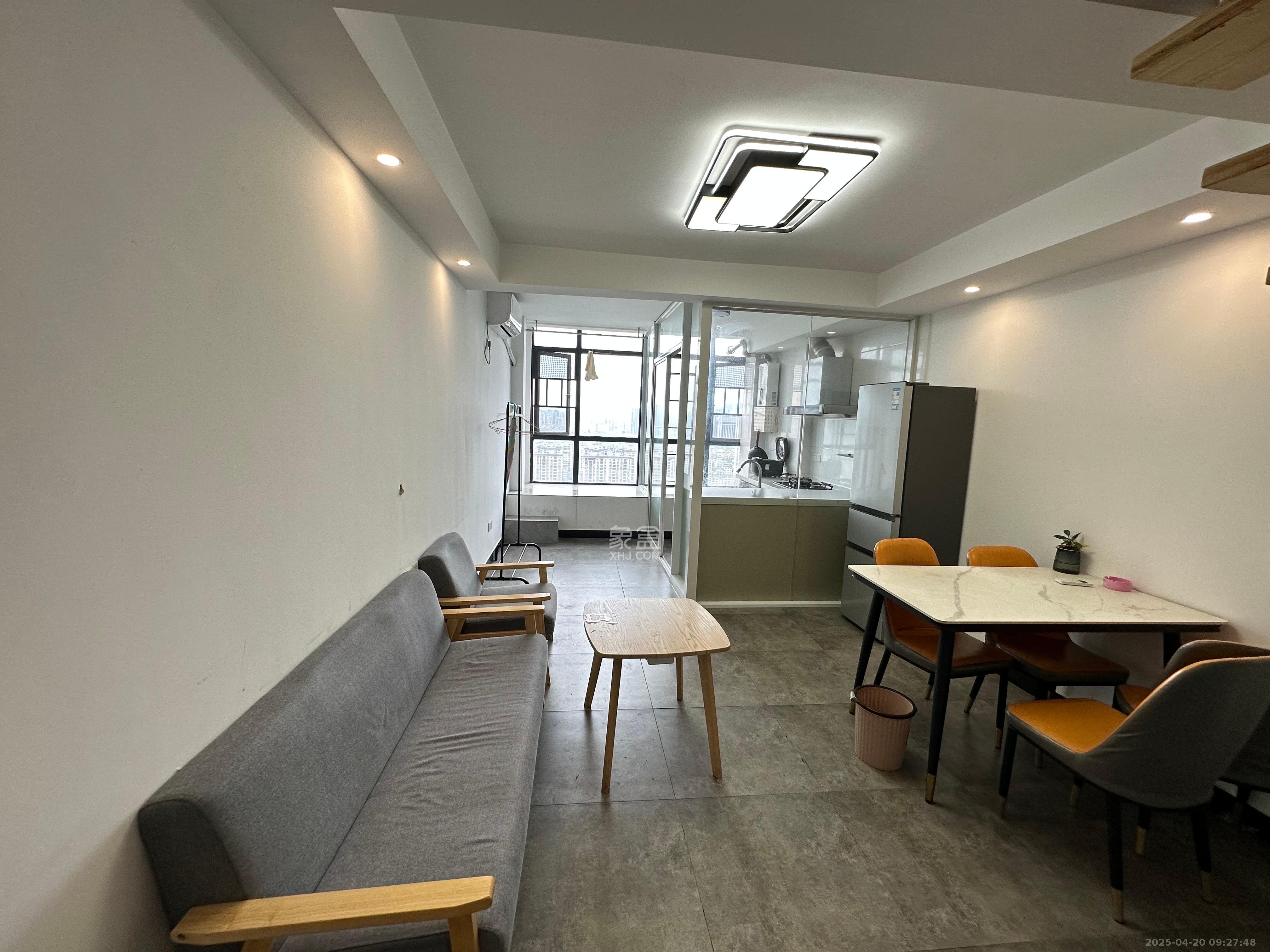 麓江春  2室2厅2卫   2300.00元/月
