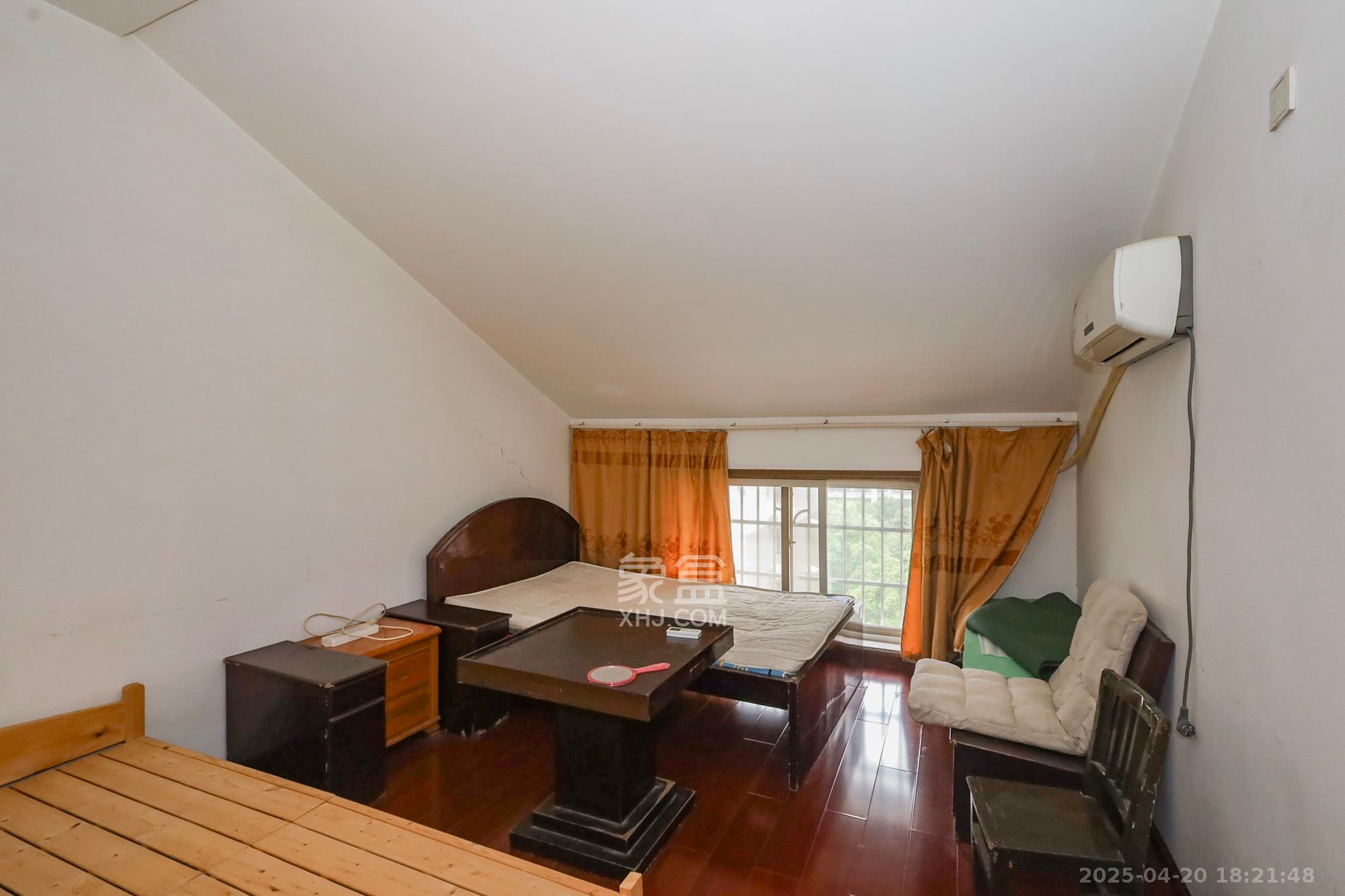 好家园  4室2厅2卫    56.0万卧室