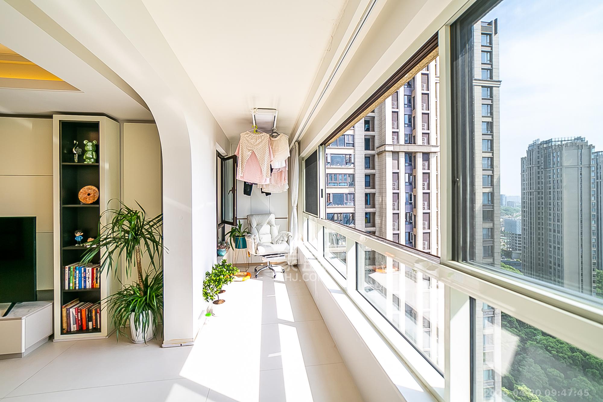 万科紫台 3室2厅2卫 270.0万 万科紫台 3室2厅2卫 270.0万阳台