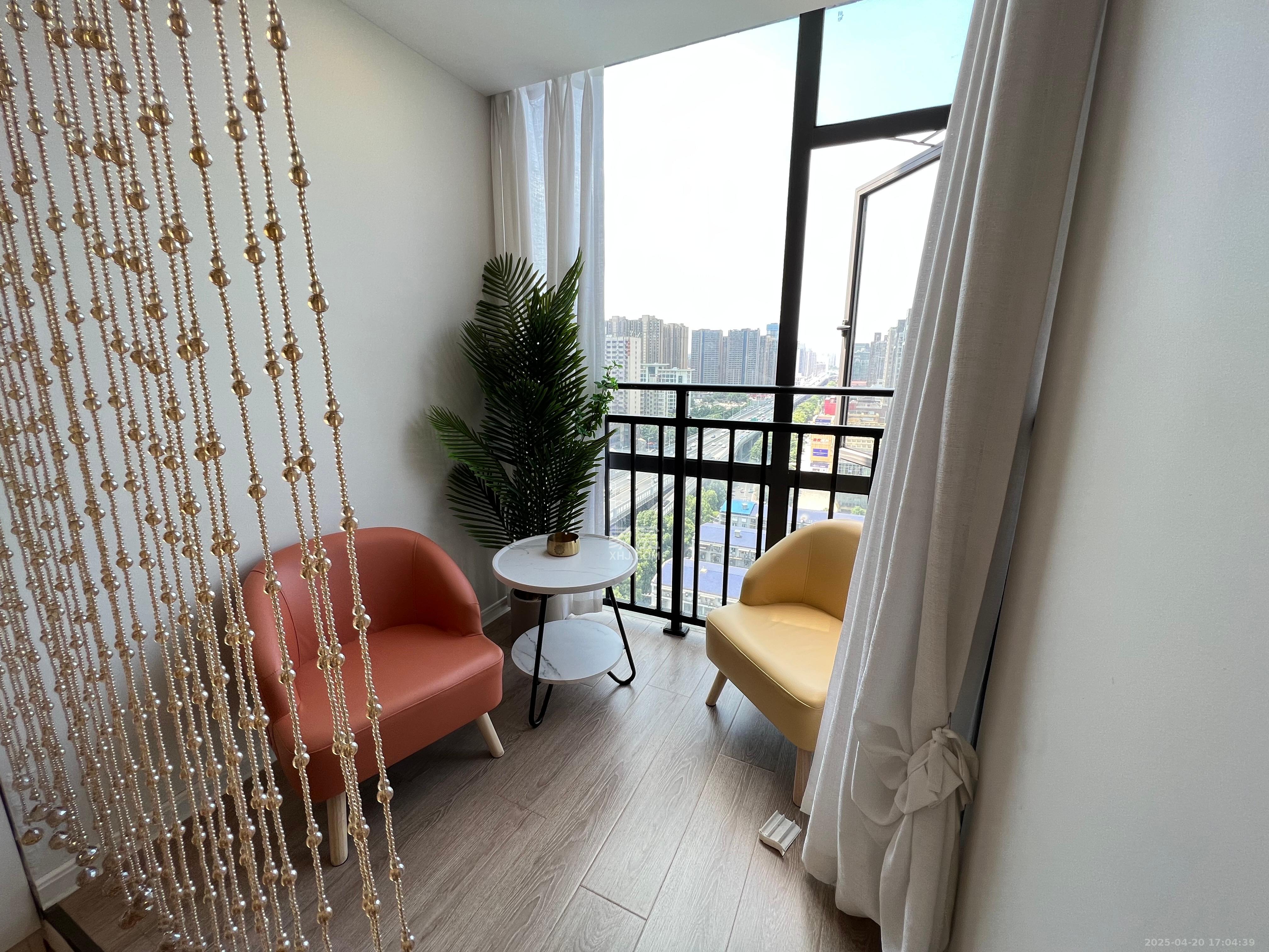 长房中庭国际(东郡华蓉广场) 5室2厅1卫 6800.0元/月 长房中庭国际(东郡华蓉广场) 5室2厅1卫 6800.0元/月室内图