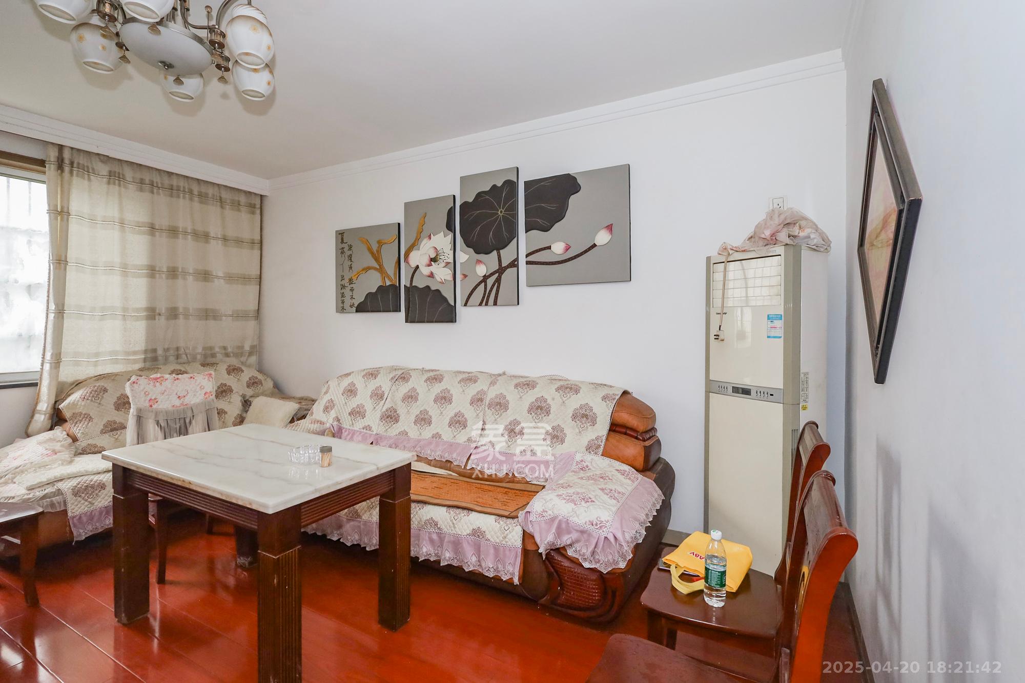 好家园  4室2厅2卫    56.0万客厅