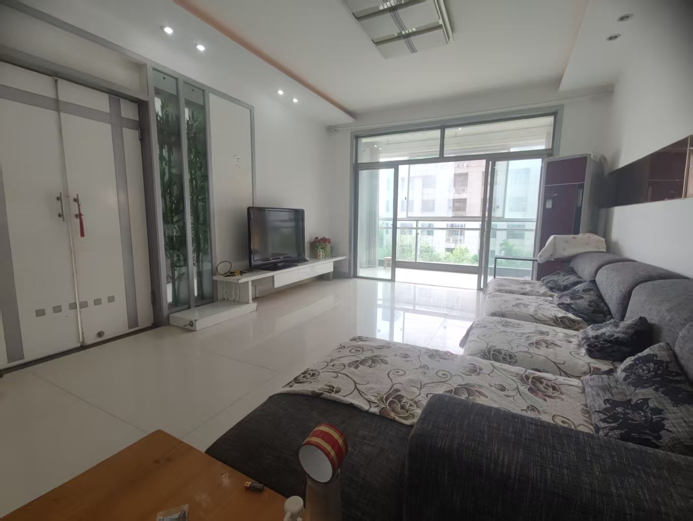 佳宁娜小区(梓山湖小区)  3室2厅2卫    2300.0元/月 佳宁娜小区(梓山湖小区)  3室2厅2卫    2300.0元/月室内图