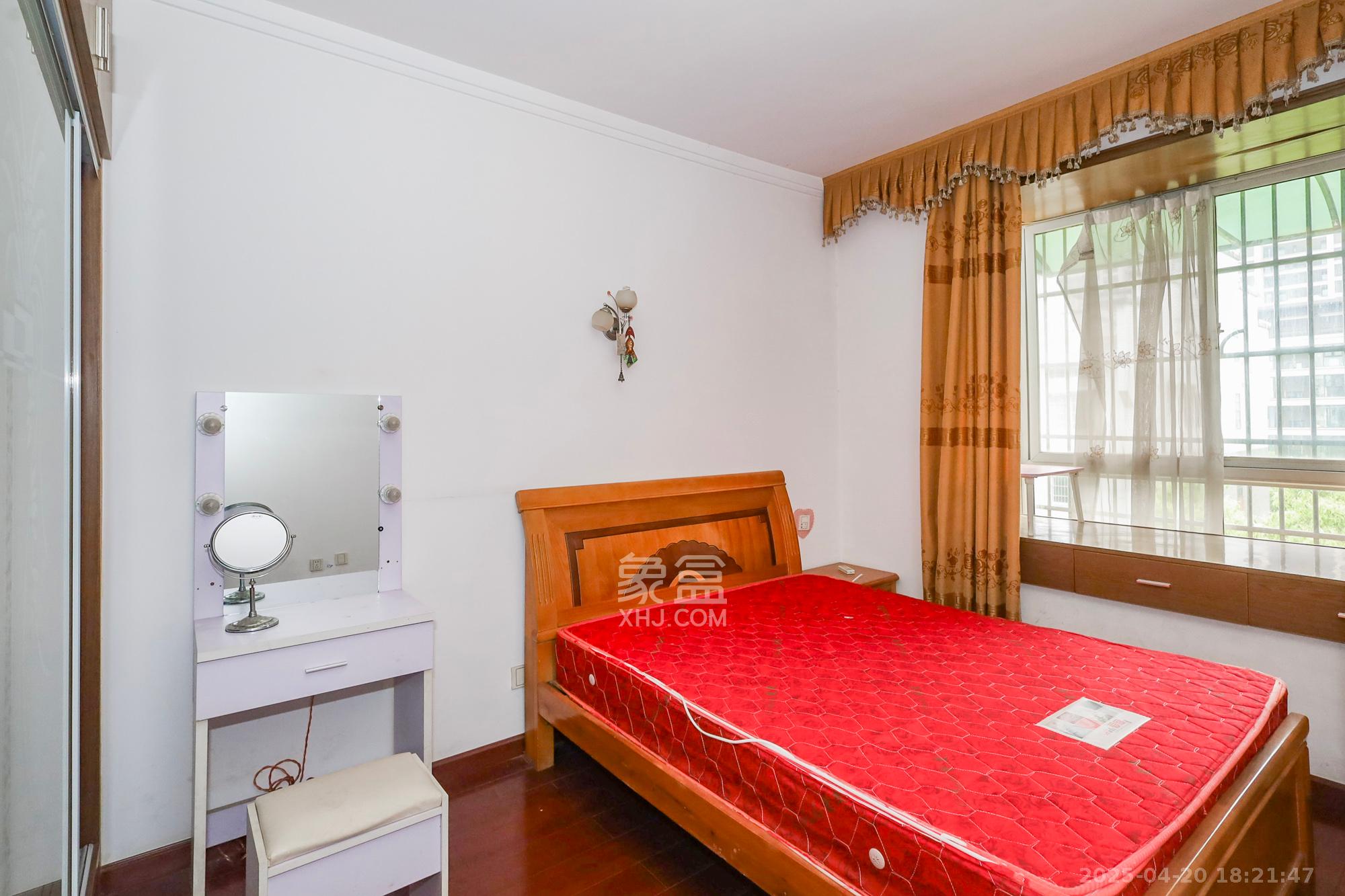 好家园  4室2厅2卫    56.0万卧室