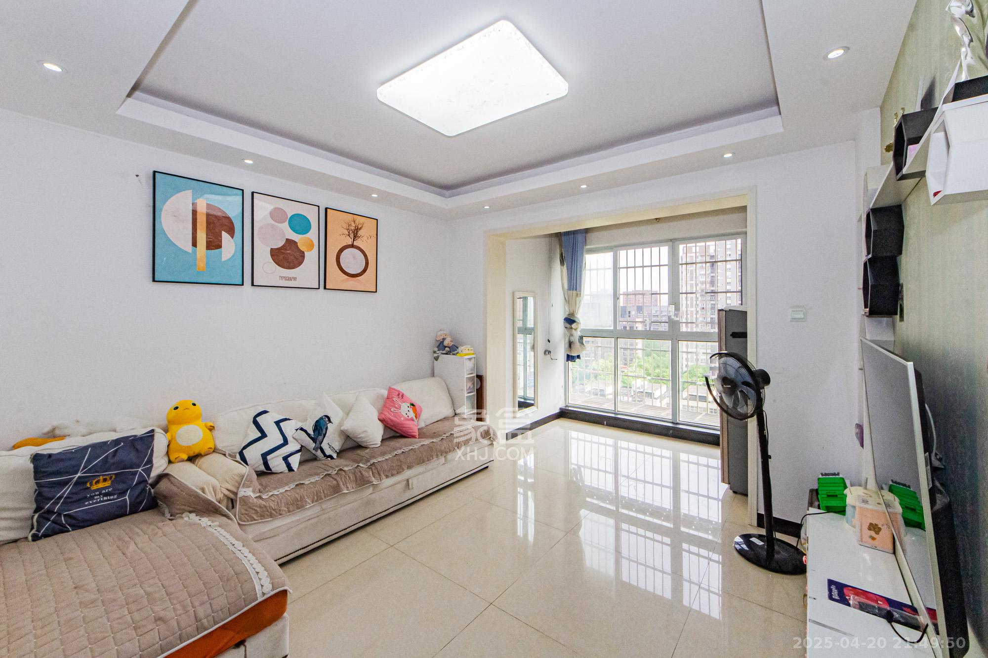 万国城(当代满庭春MOMA)三期 3室2厅1卫 81.0万 万国城(当代满庭春MOMA)三期 3室2厅1卫 81.0万客厅