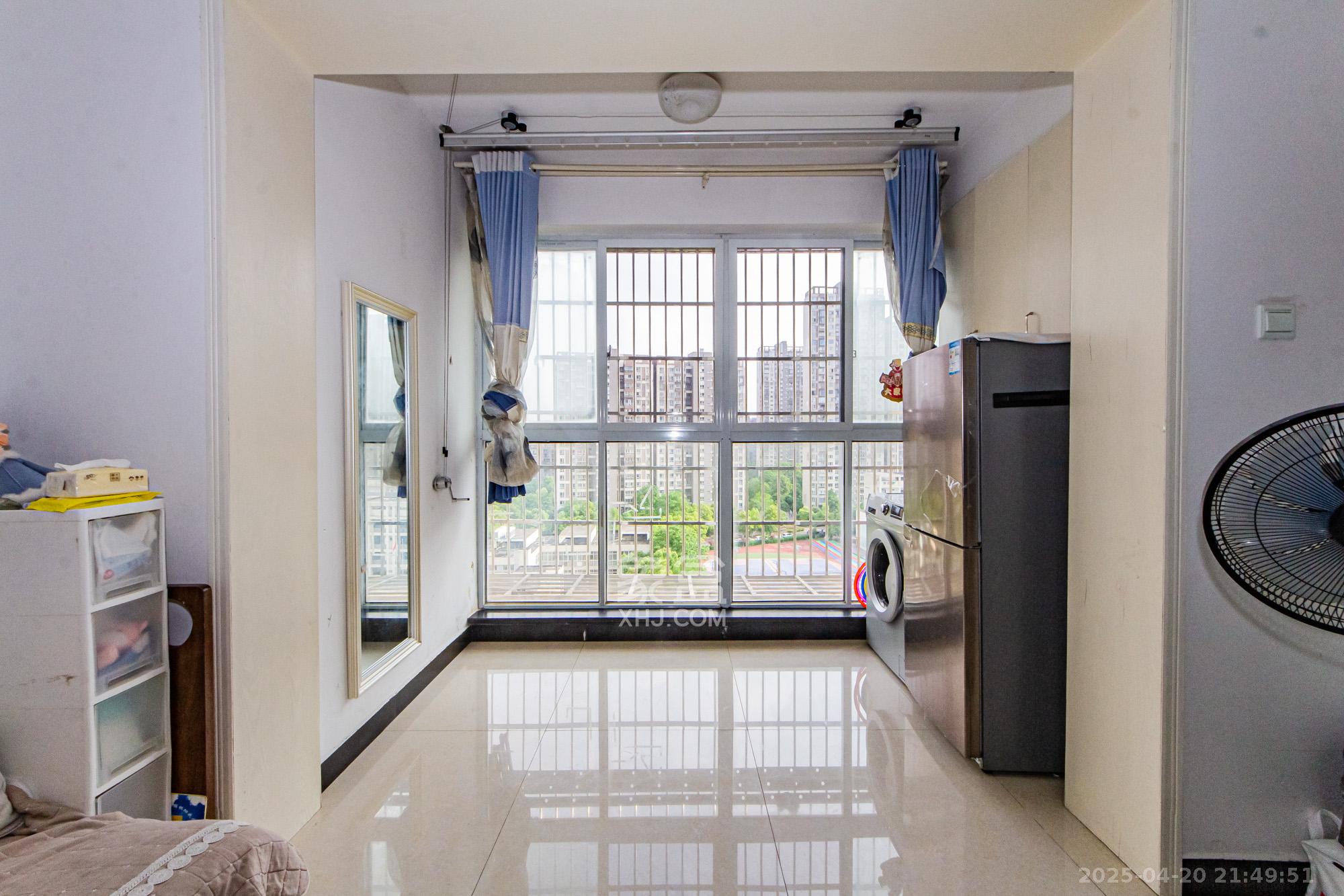 万国城(当代满庭春MOMA)三期 3室2厅1卫 81.0万 万国城(当代满庭春MOMA)三期 3室2厅1卫 81.0万阳台