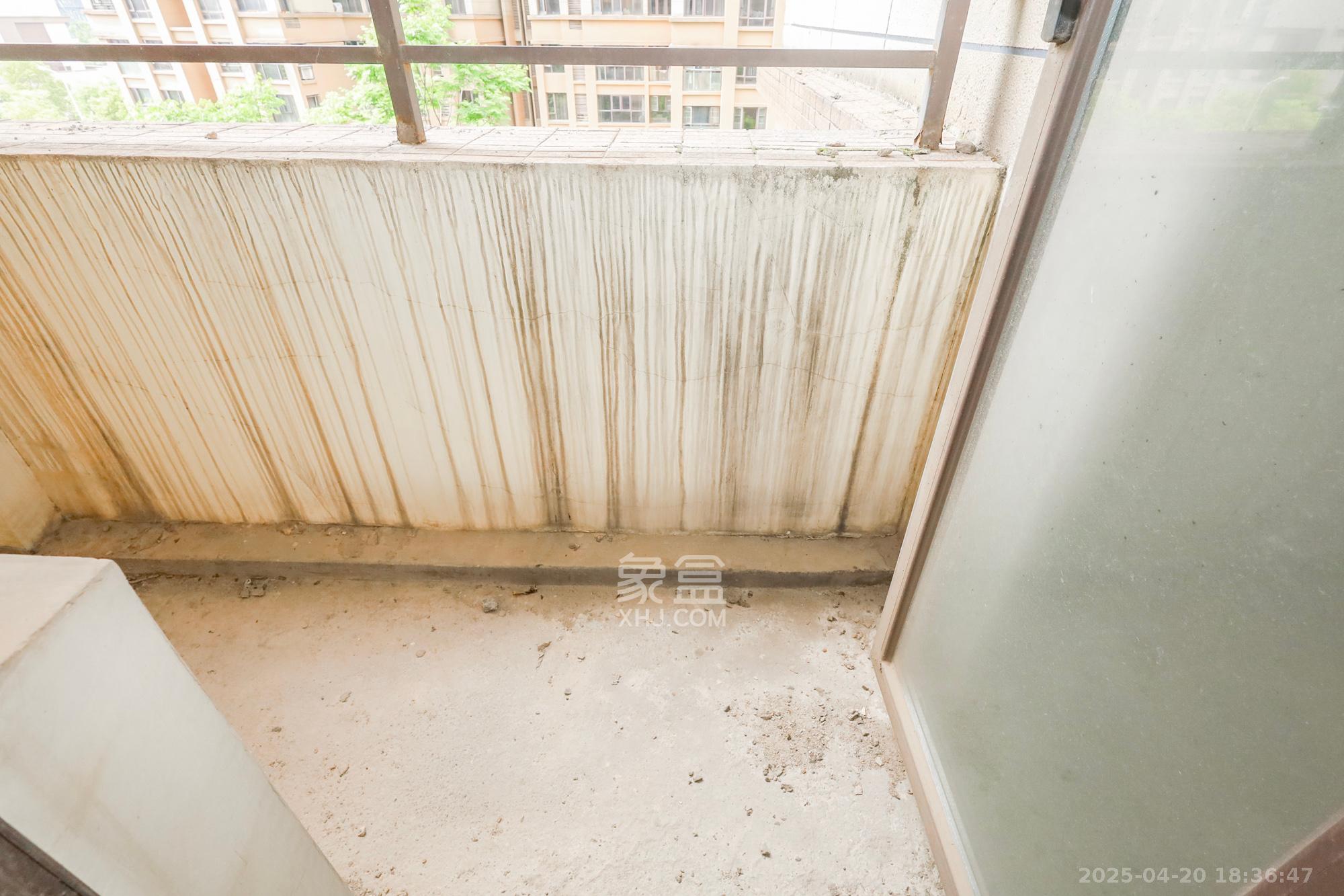 南山雍江汇（滨江国际新城）  4室2厅1卫    209.0万阳台