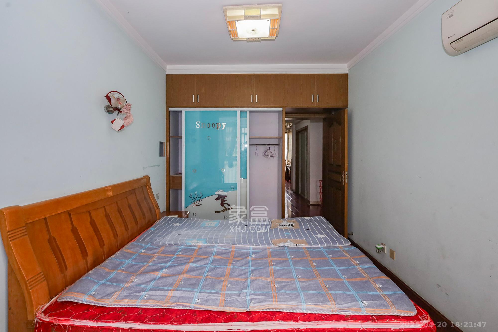 好家园  4室2厅2卫    56.0万卧室