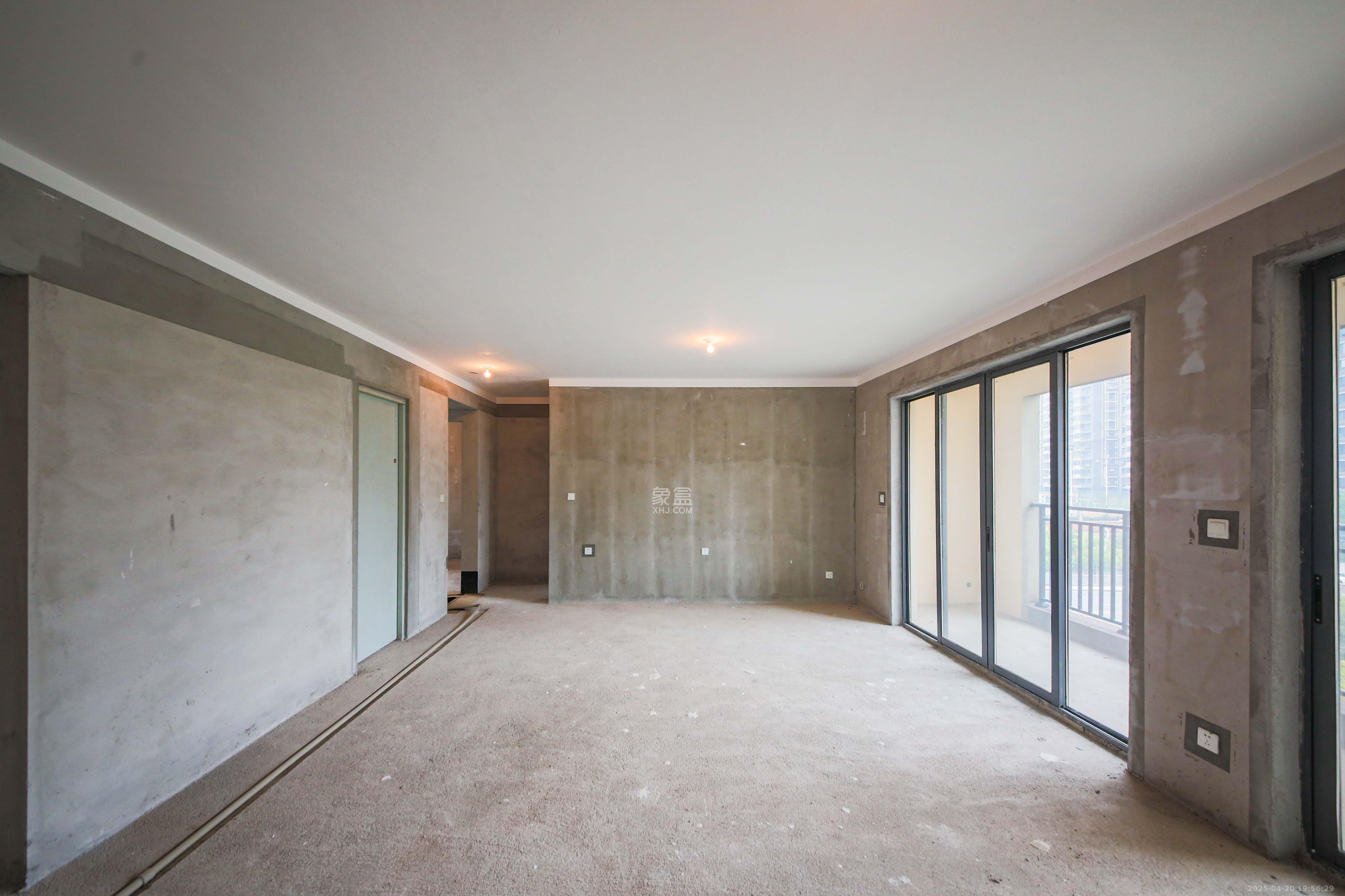 中建钰和城  4室2厅2卫   169.80万客厅