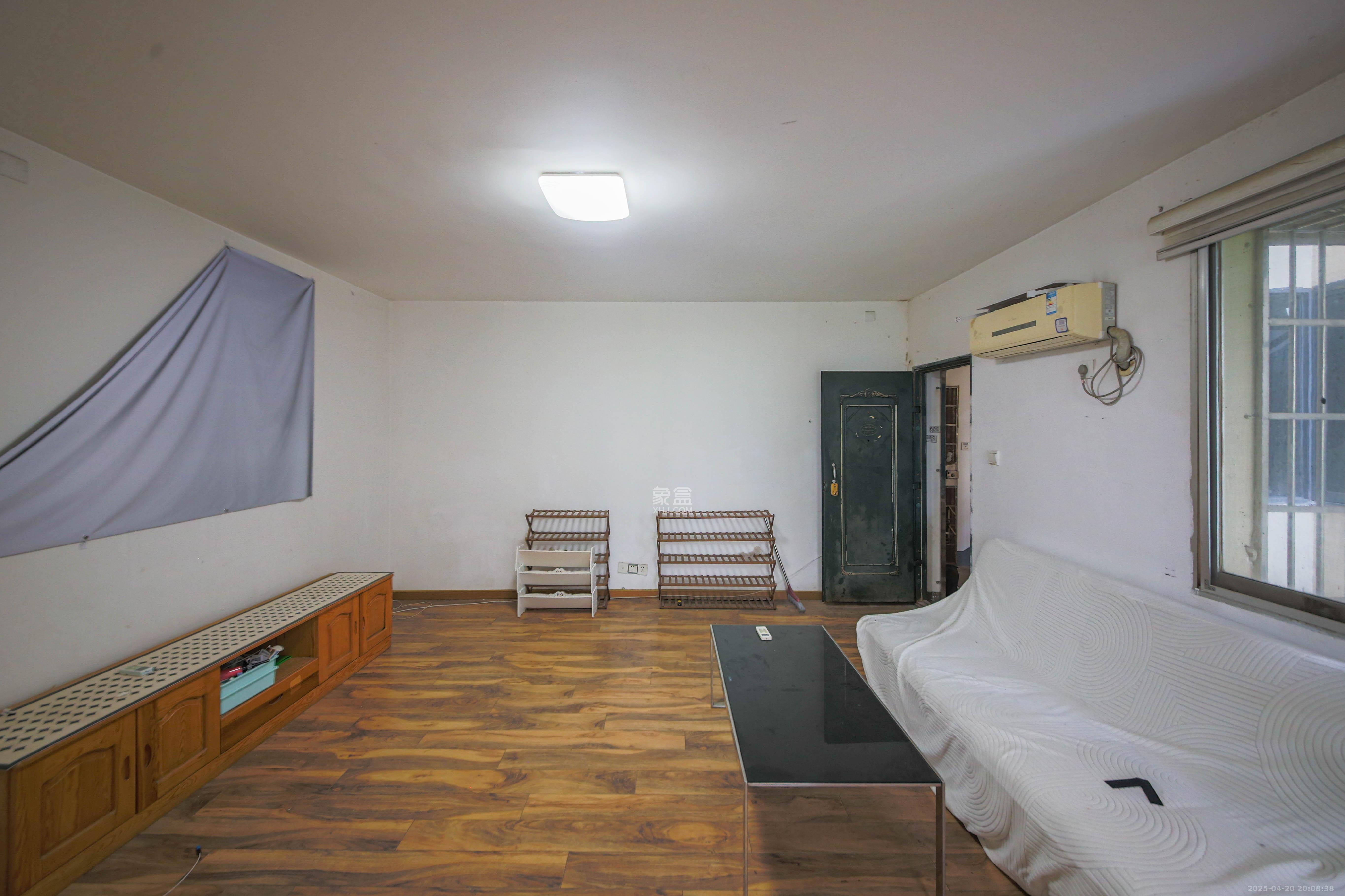 佳乐公寓  3室2厅2卫    56.0万客厅