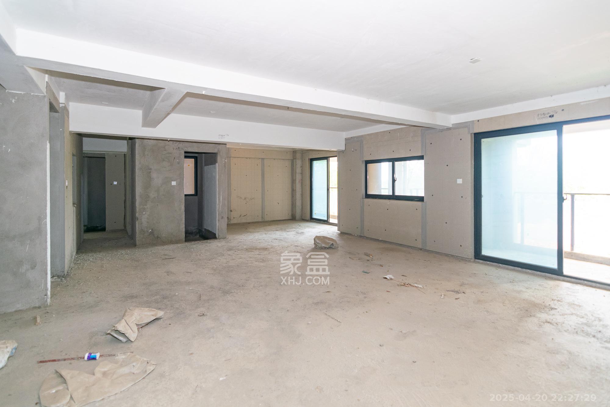 朗诗麓岛 4室2厅2卫 85.0万 朗诗麓岛 4室2厅2卫 85.0万客厅