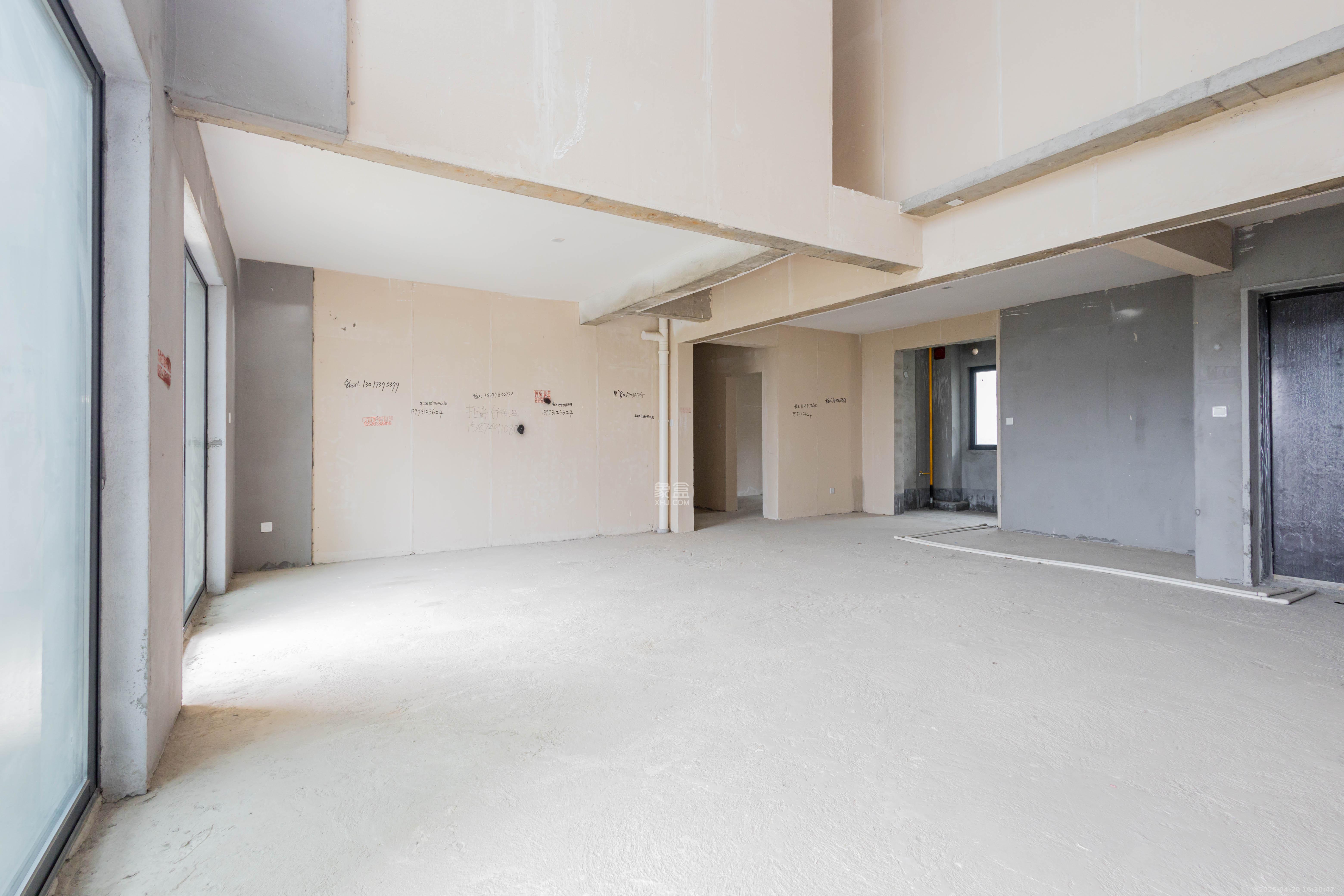 中信城开东宸上品  5室2厅3卫    220.0万 中信城开东宸上品  5室2厅3卫    220.0万客厅