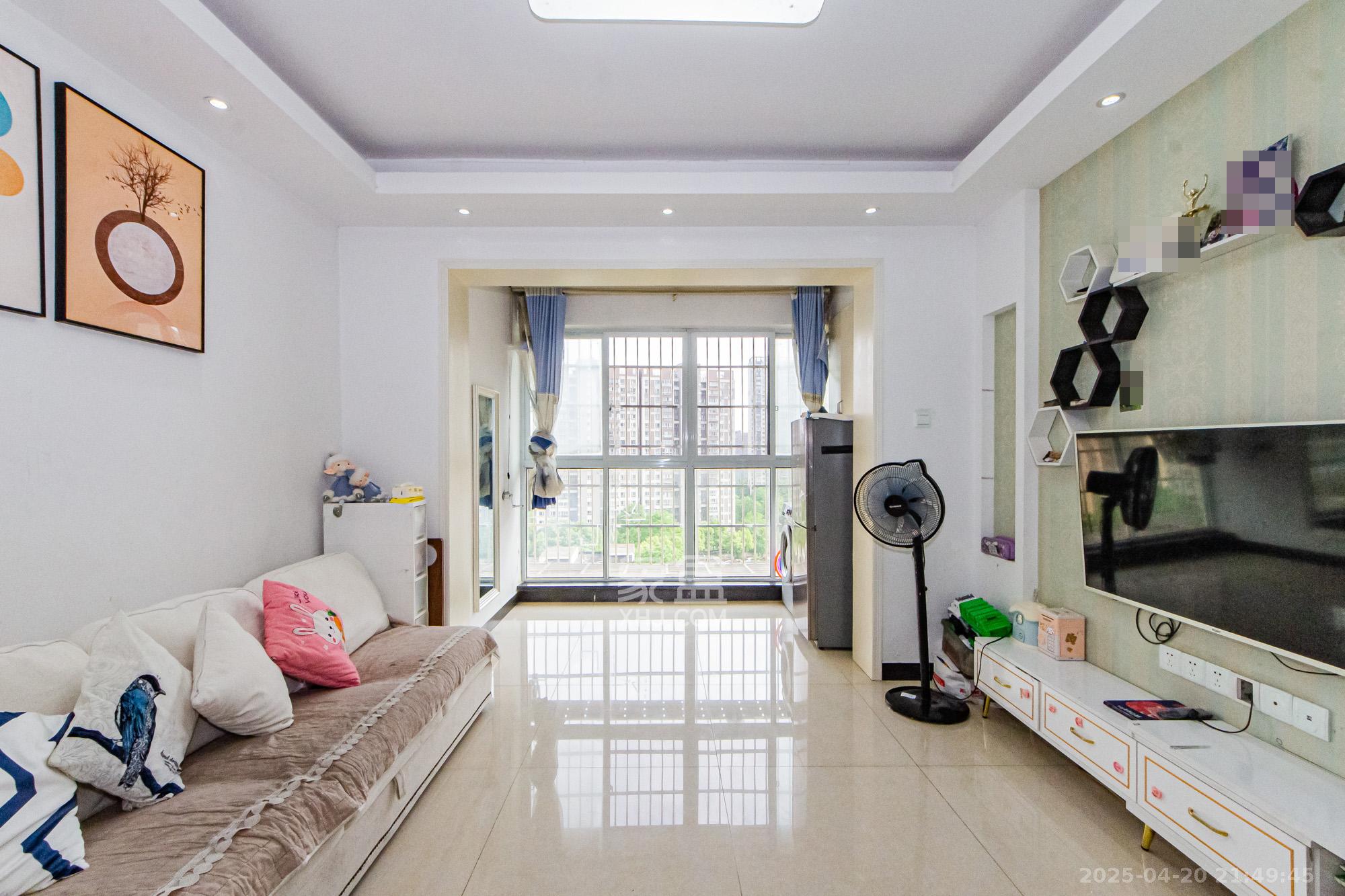 万国城(当代满庭春MOMA)三期 3室2厅1卫 81.0万 万国城(当代满庭春MOMA)三期 3室2厅1卫 81.0万客厅