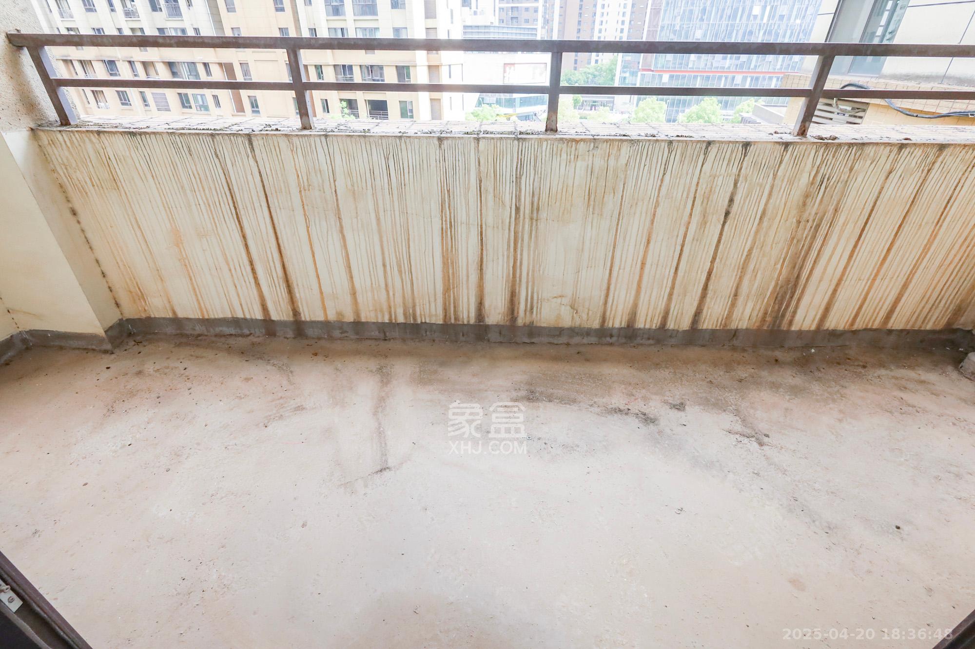 南山雍江汇（滨江国际新城）  4室2厅1卫    209.0万阳台