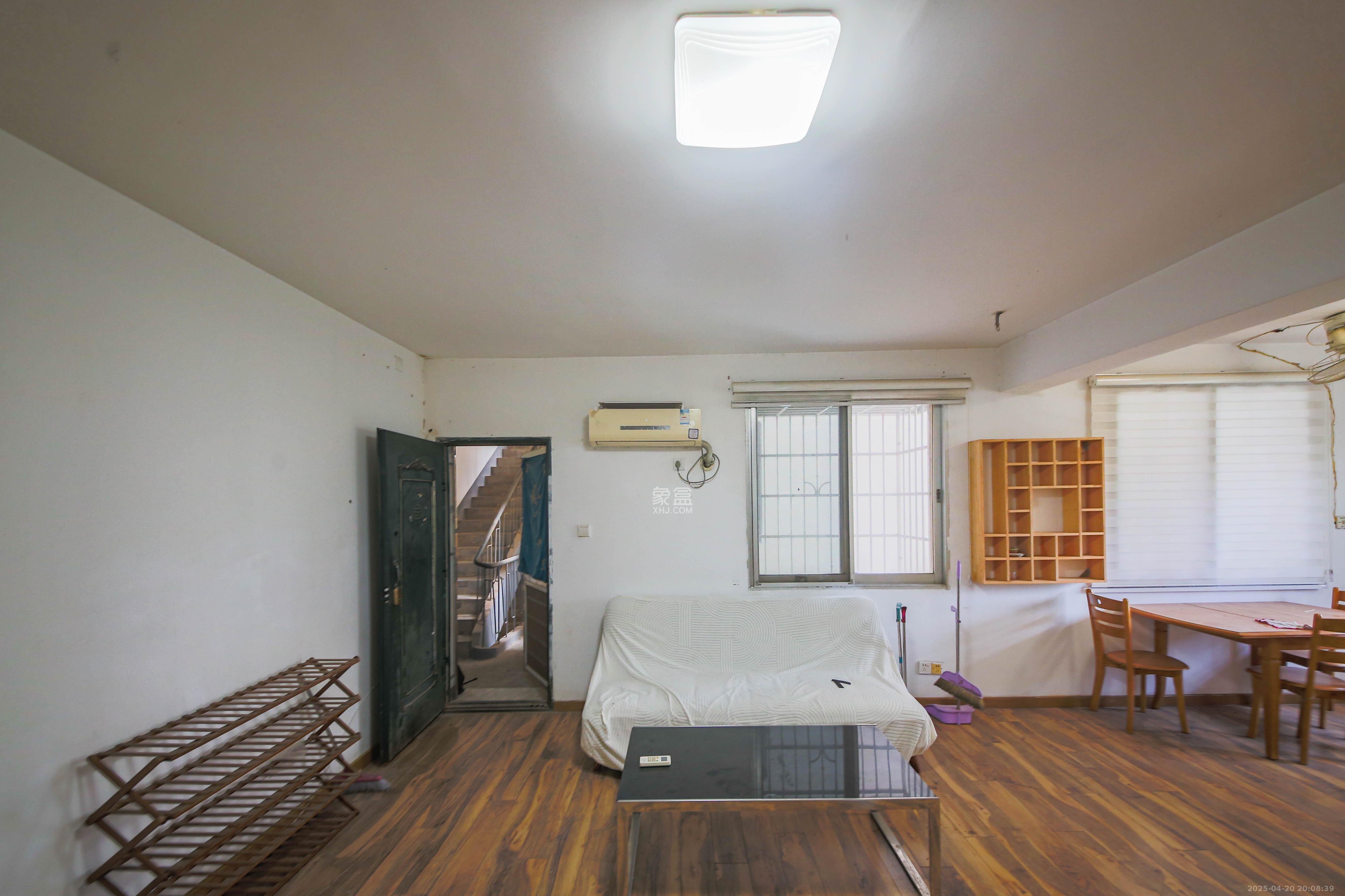 佳乐公寓  3室2厅2卫    56.0万客厅