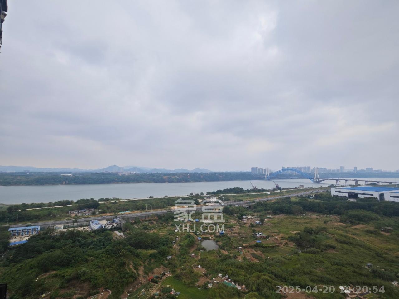 恒大御景半岛  4室2厅2卫   70.00万客厅