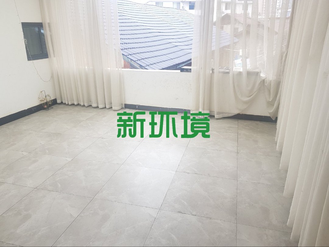 市中心散盘  4室2厅2卫   99.80万客厅