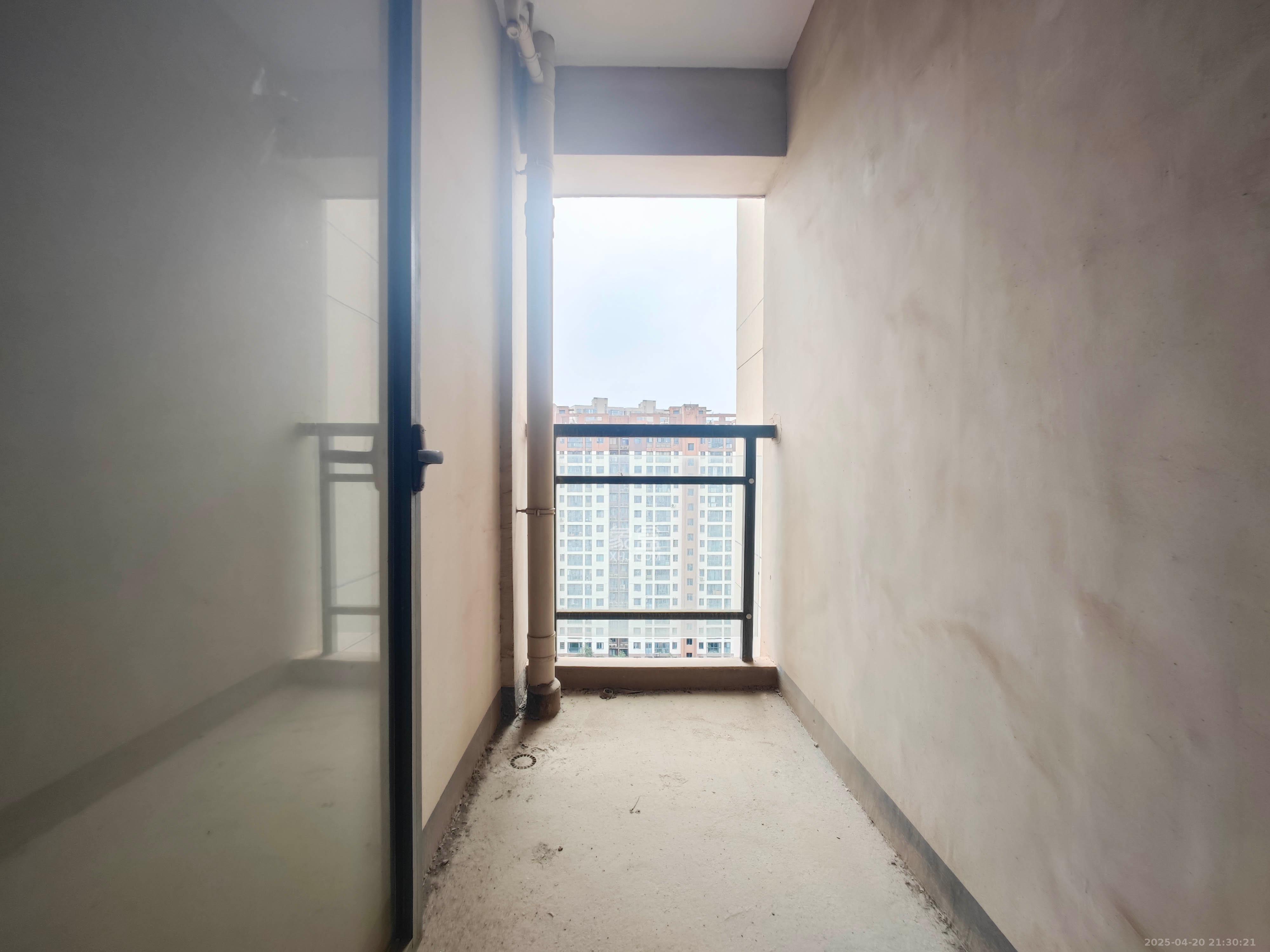 华盛世纪新城 4室2厅2卫 155.0万 华盛世纪新城 4室2厅2卫 155.0万阳台