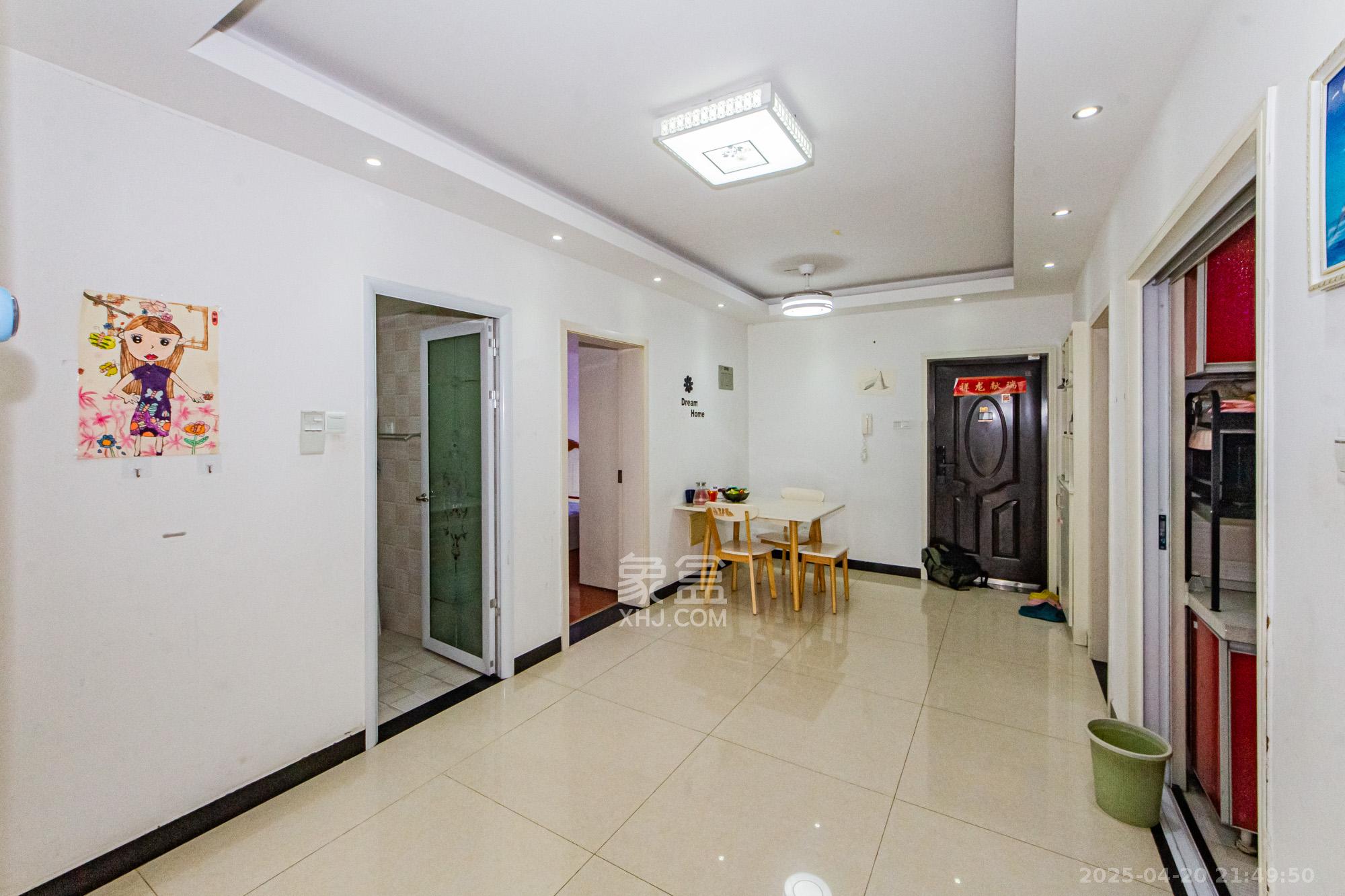 万国城(当代满庭春MOMA)三期 3室2厅1卫 81.0万 万国城(当代满庭春MOMA)三期 3室2厅1卫 81.0万客厅