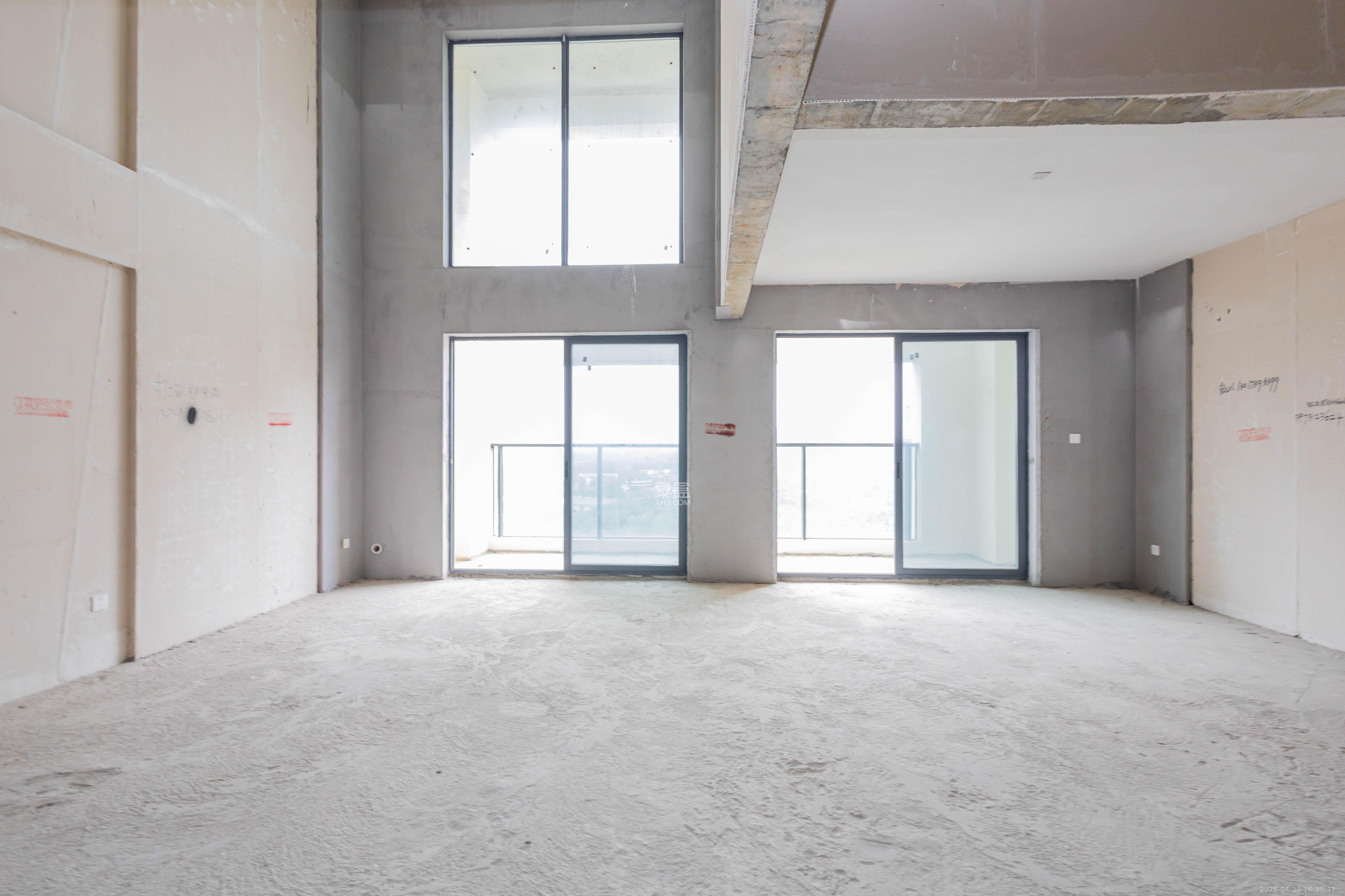 中信城开东宸上品  5室2厅3卫    220.0万客厅