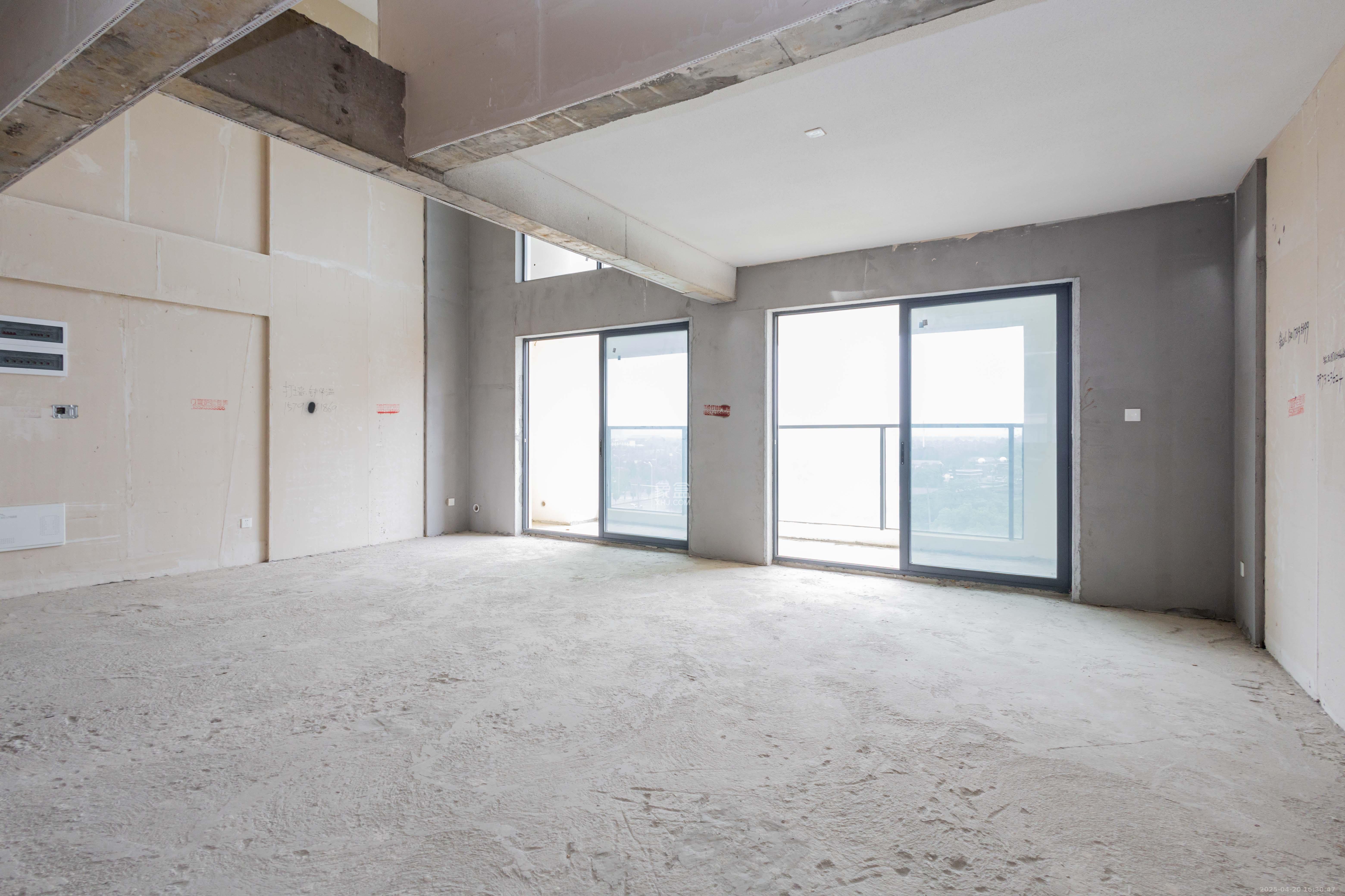 中信城开东宸上品  5室2厅3卫    220.0万 中信城开东宸上品  5室2厅3卫    220.0万客厅