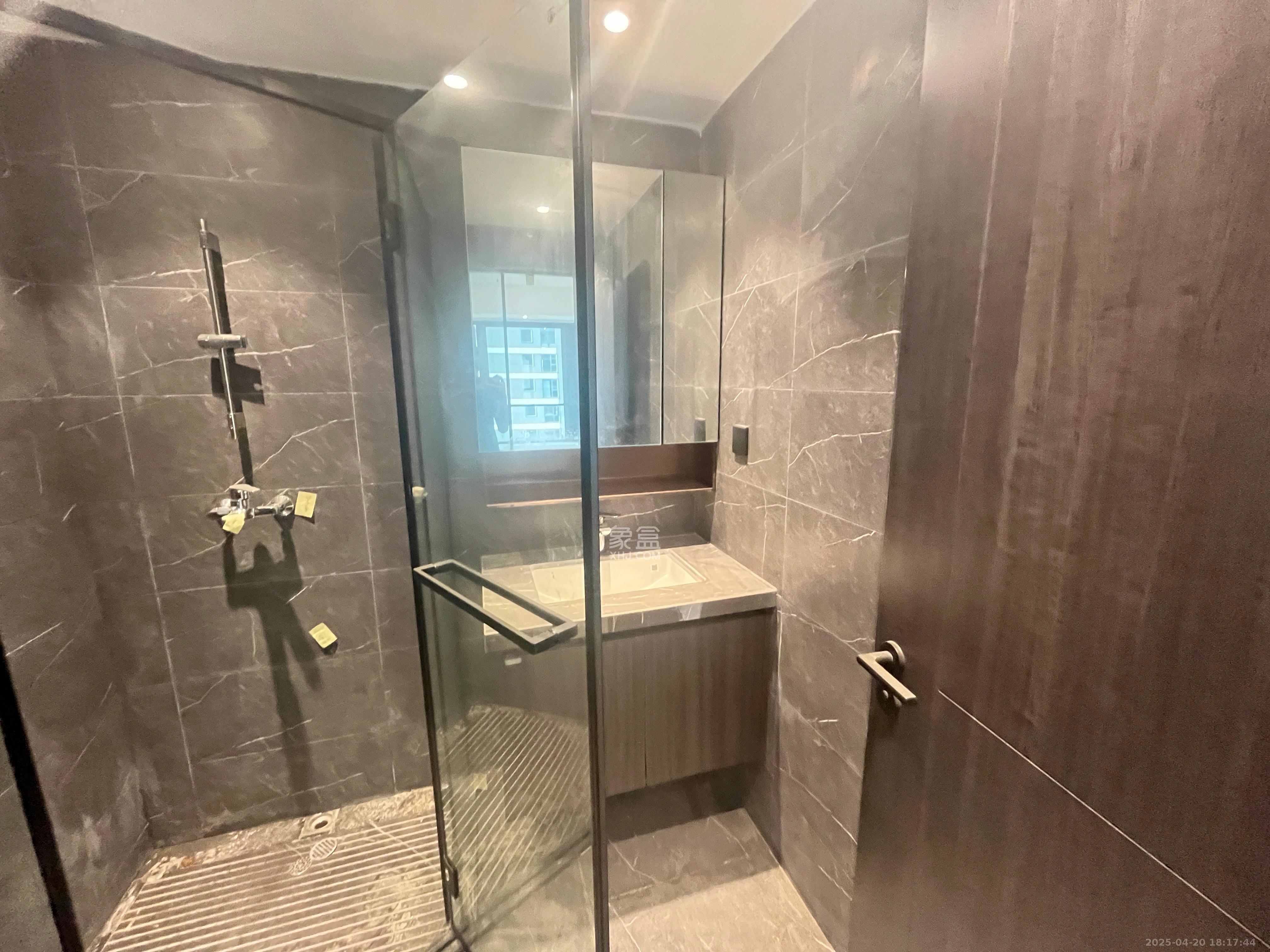 绿地麓云国际一期 4室2厅2卫 5000.0元/月 绿地麓云国际一期 4室2厅2卫 5000.0元/月室内图