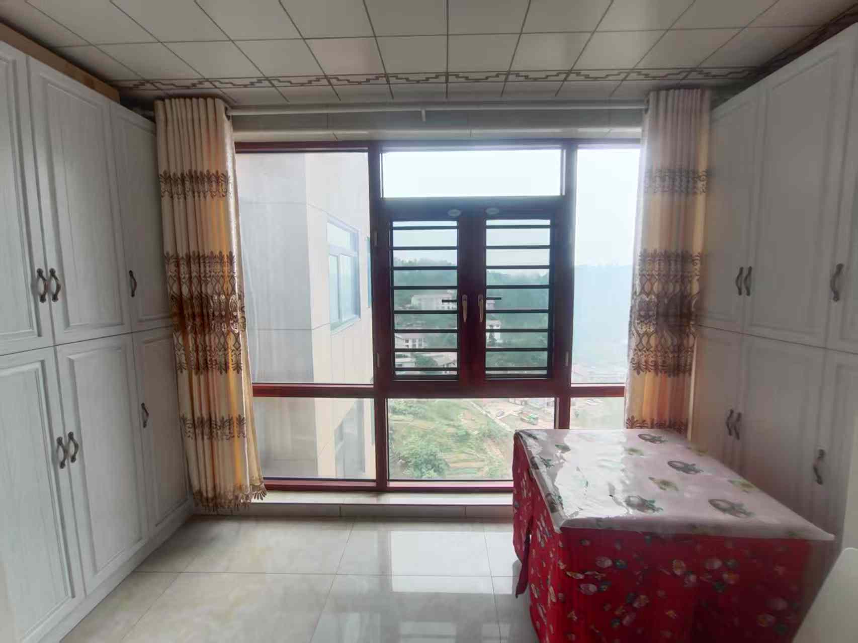 百弘学府城  3室2厅2卫    80.0万 百弘学府城  3室2厅2卫    80.0万客厅