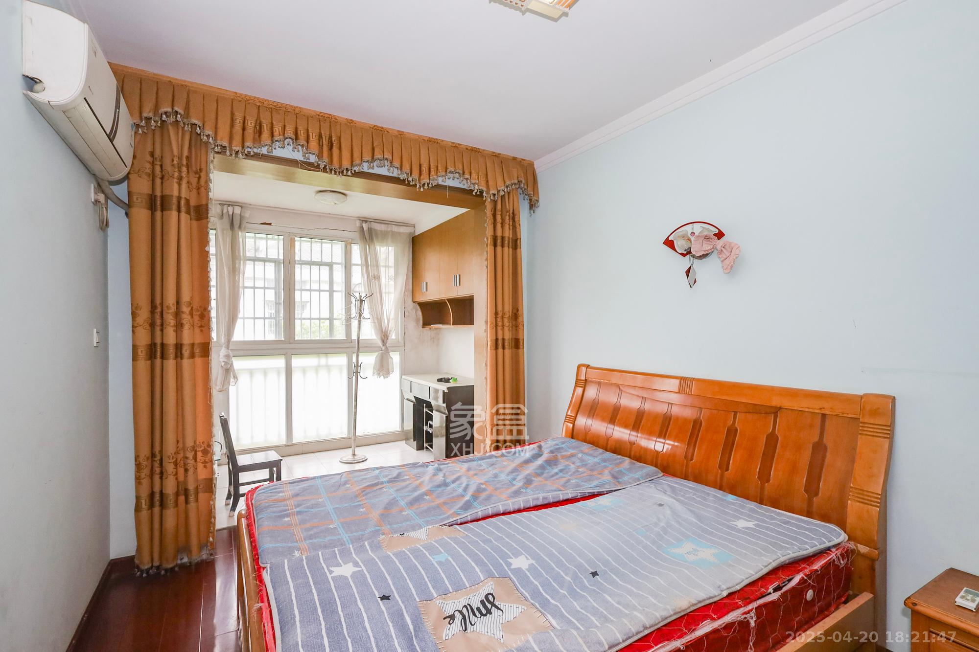 好家园  4室2厅2卫    56.0万卧室