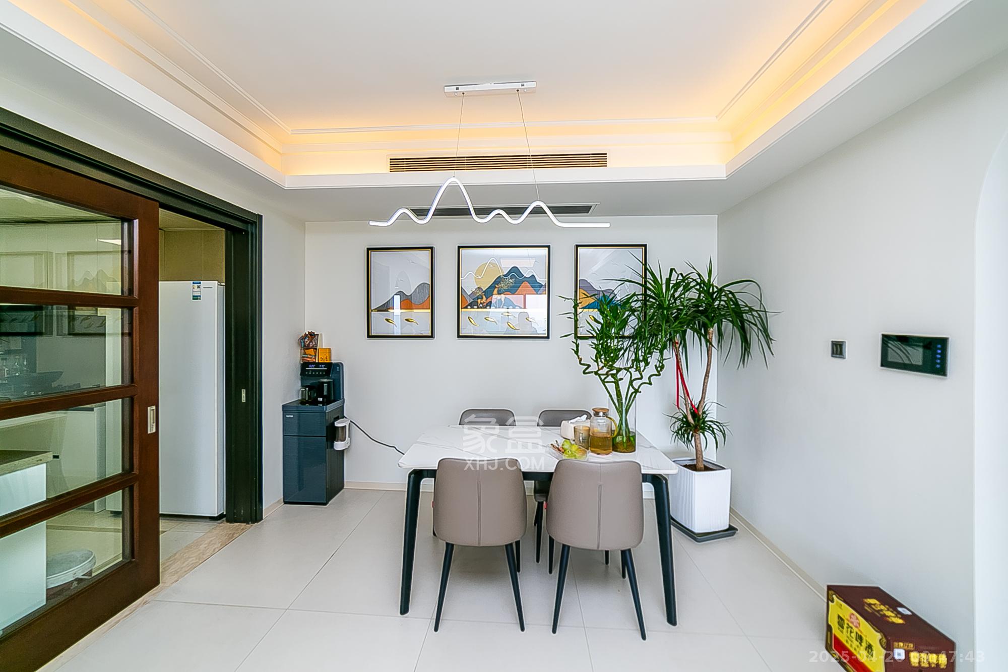 万科紫台 3室2厅2卫 270.0万 万科紫台 3室2厅2卫 270.0万客厅