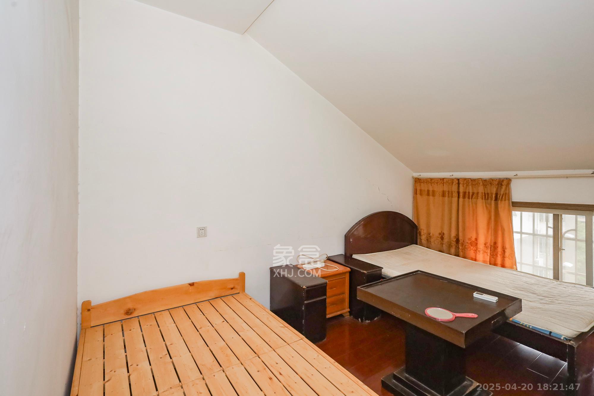 好家园  4室2厅2卫    56.0万卧室