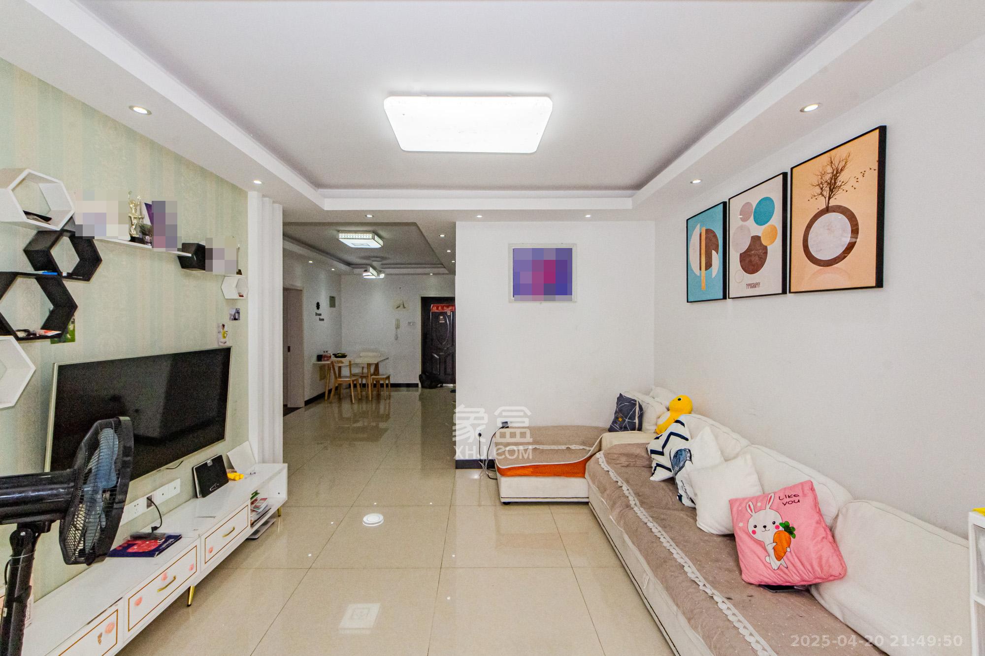 万国城(当代满庭春MOMA)三期 3室2厅1卫 81.0万 万国城(当代满庭春MOMA)三期 3室2厅1卫 81.0万客厅