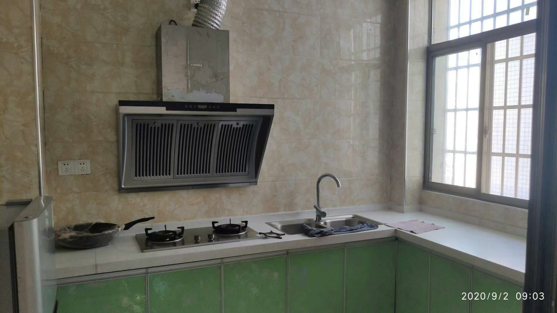 滨江水岸  3室2厅2卫    56.8万客厅