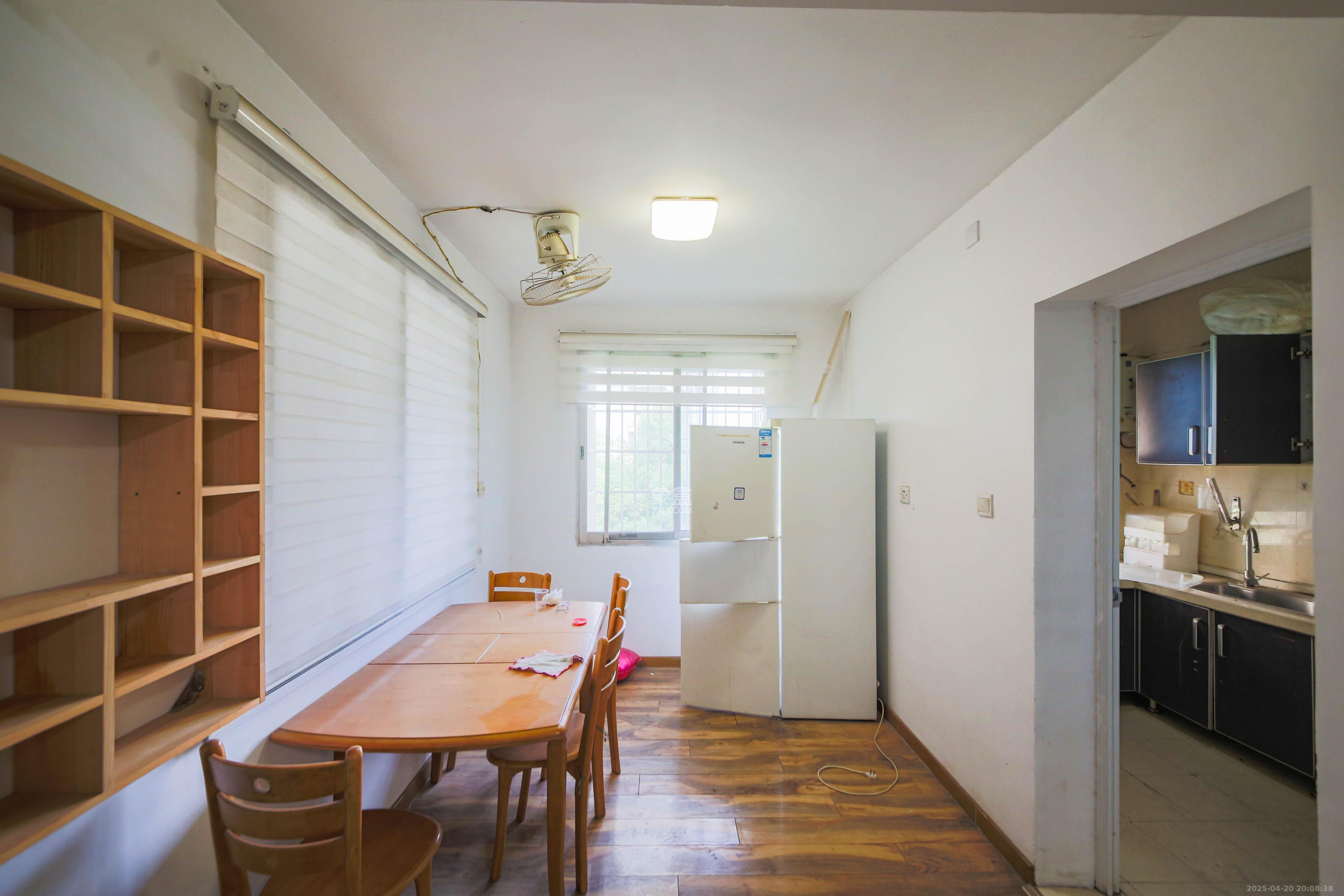 佳乐公寓  3室2厅2卫    56.0万客厅