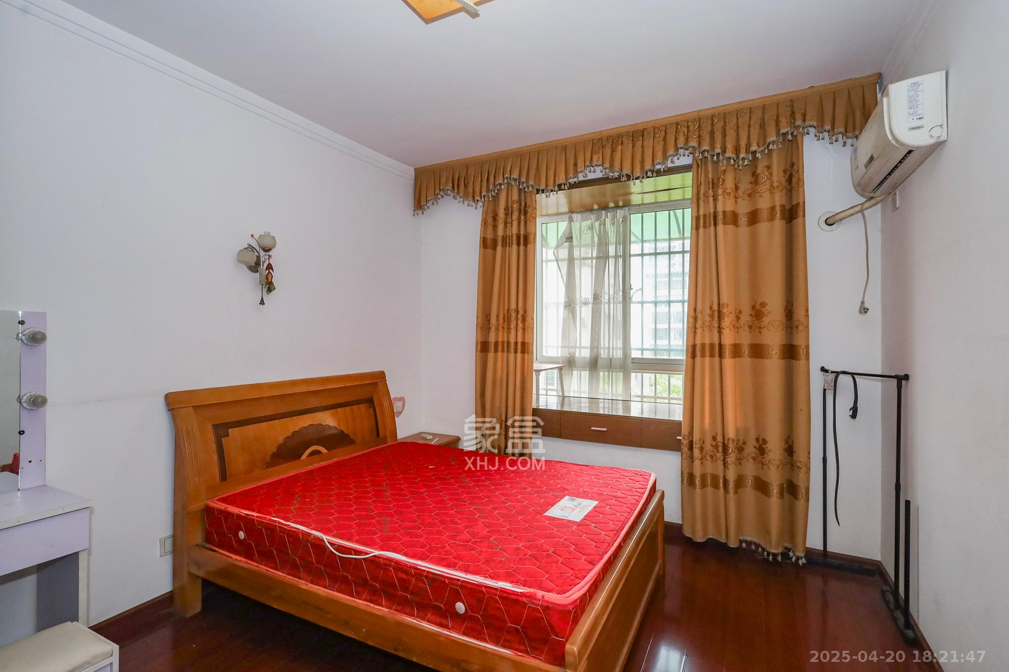 好家园  4室2厅2卫    56.0万卧室