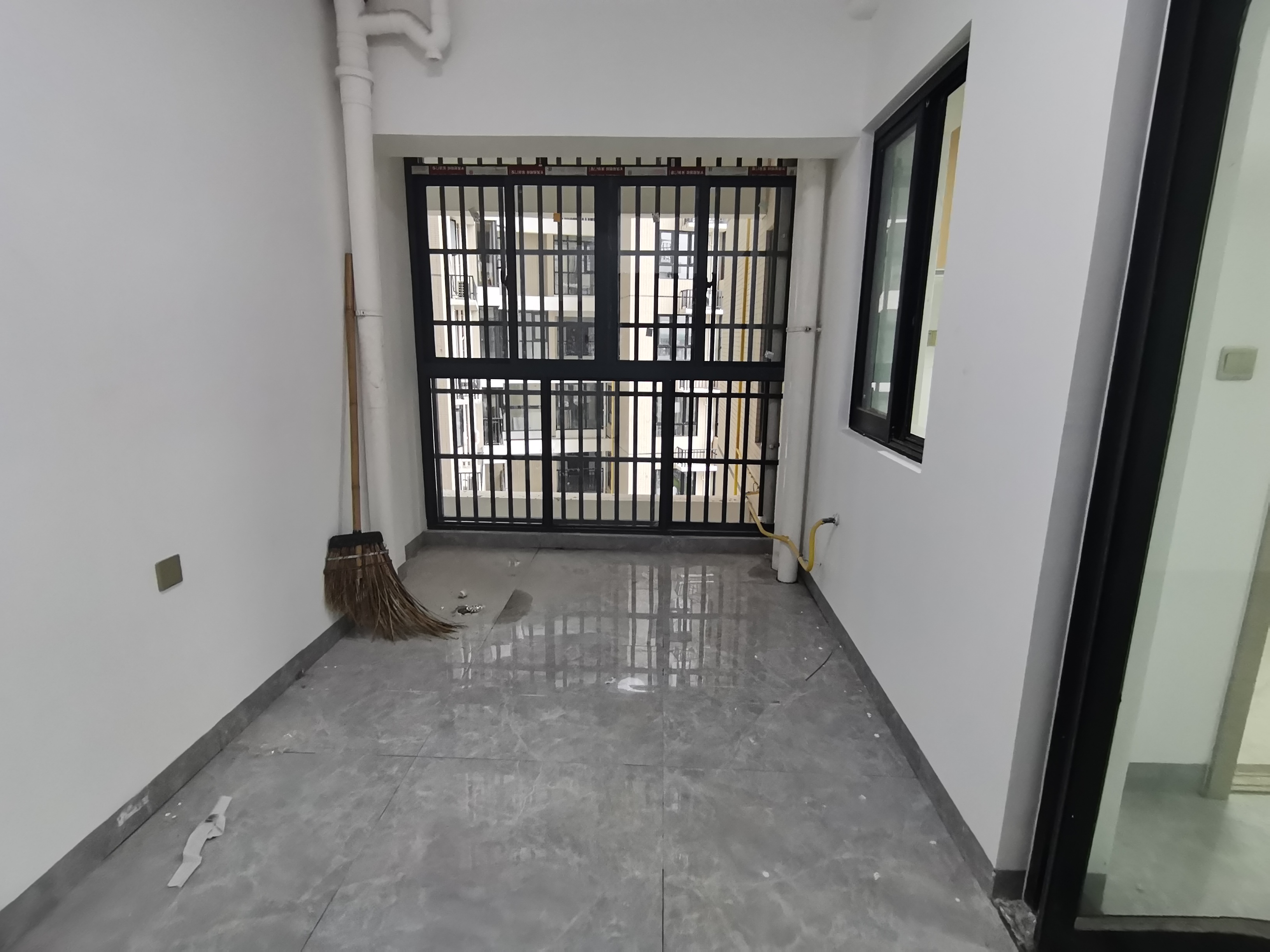 万景峰一期  3室2厅1卫    2000.0元/月 万景峰一期  3室2厅1卫    2000.0元/月室内图