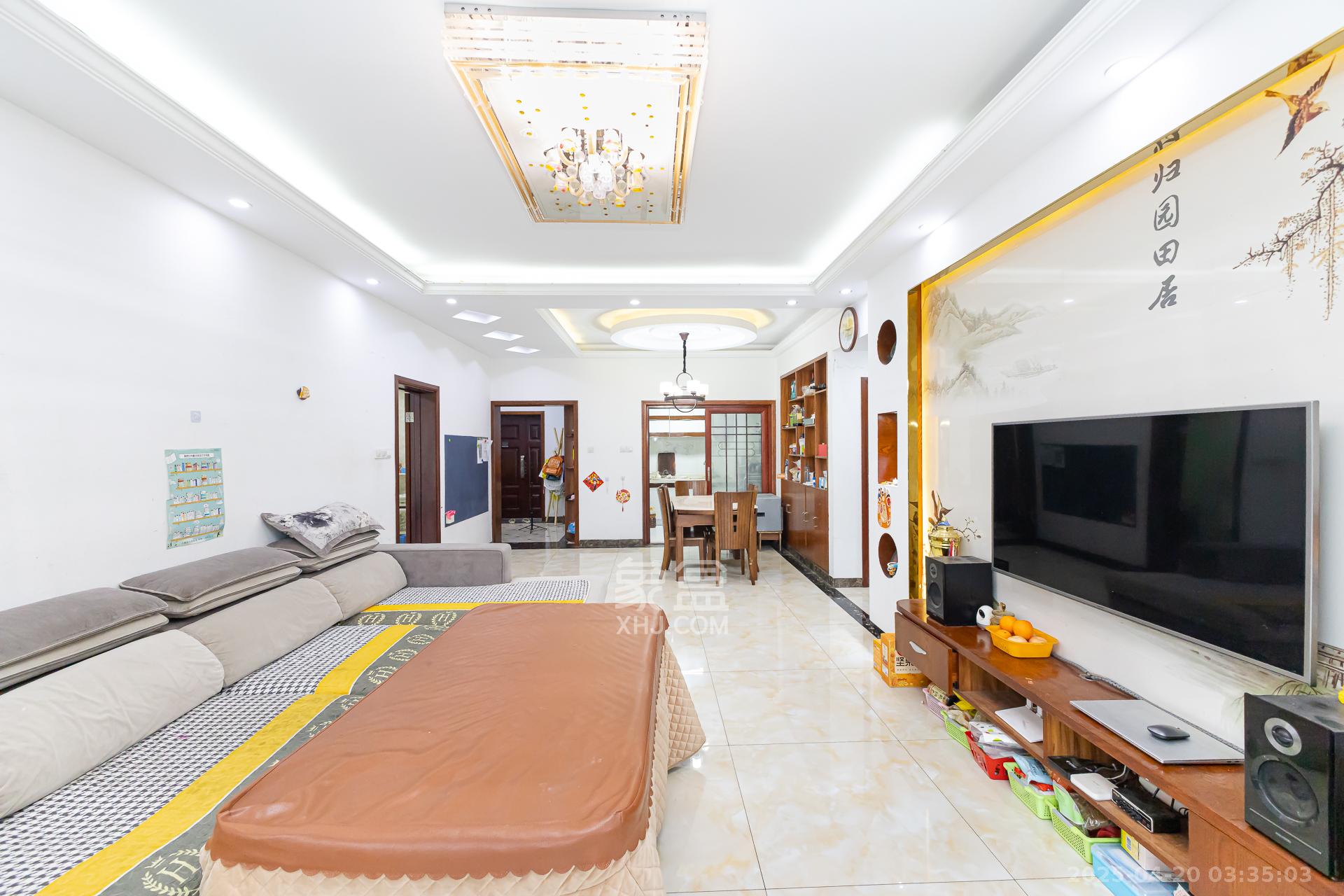 名家翡翠花园 1室2厅1卫 120.0万 名家翡翠花园 1室2厅1卫 120.0万客厅