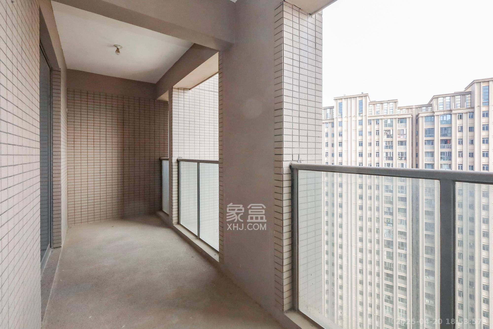 八方小区C区  4室2厅2卫   493.00万阳台