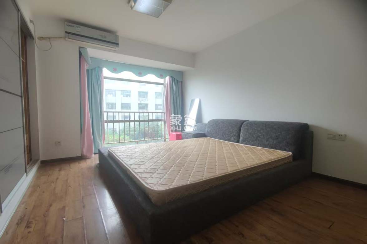 佳宁娜小区(梓山湖小区)  3室2厅2卫    2300.0元/月 佳宁娜小区(梓山湖小区)  3室2厅2卫    2300.0元/月室内图