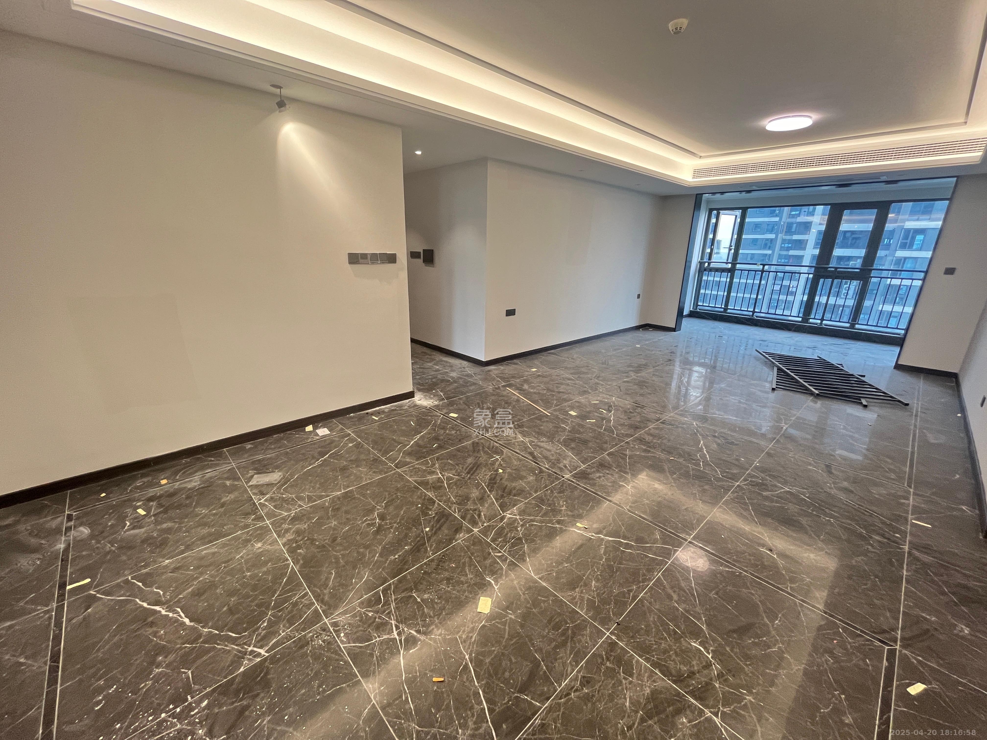 绿地麓云国际一期 4室2厅2卫 5000.0元/月 绿地麓云国际一期 4室2厅2卫 5000.0元/月室内图