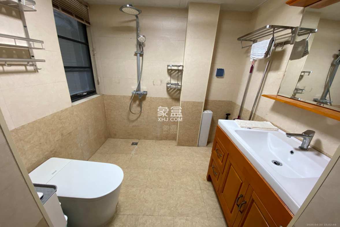 中泰财富湘江 3室2厅2卫 2600.0元/月 中泰财富湘江 3室2厅2卫 2600.0元/月室内图