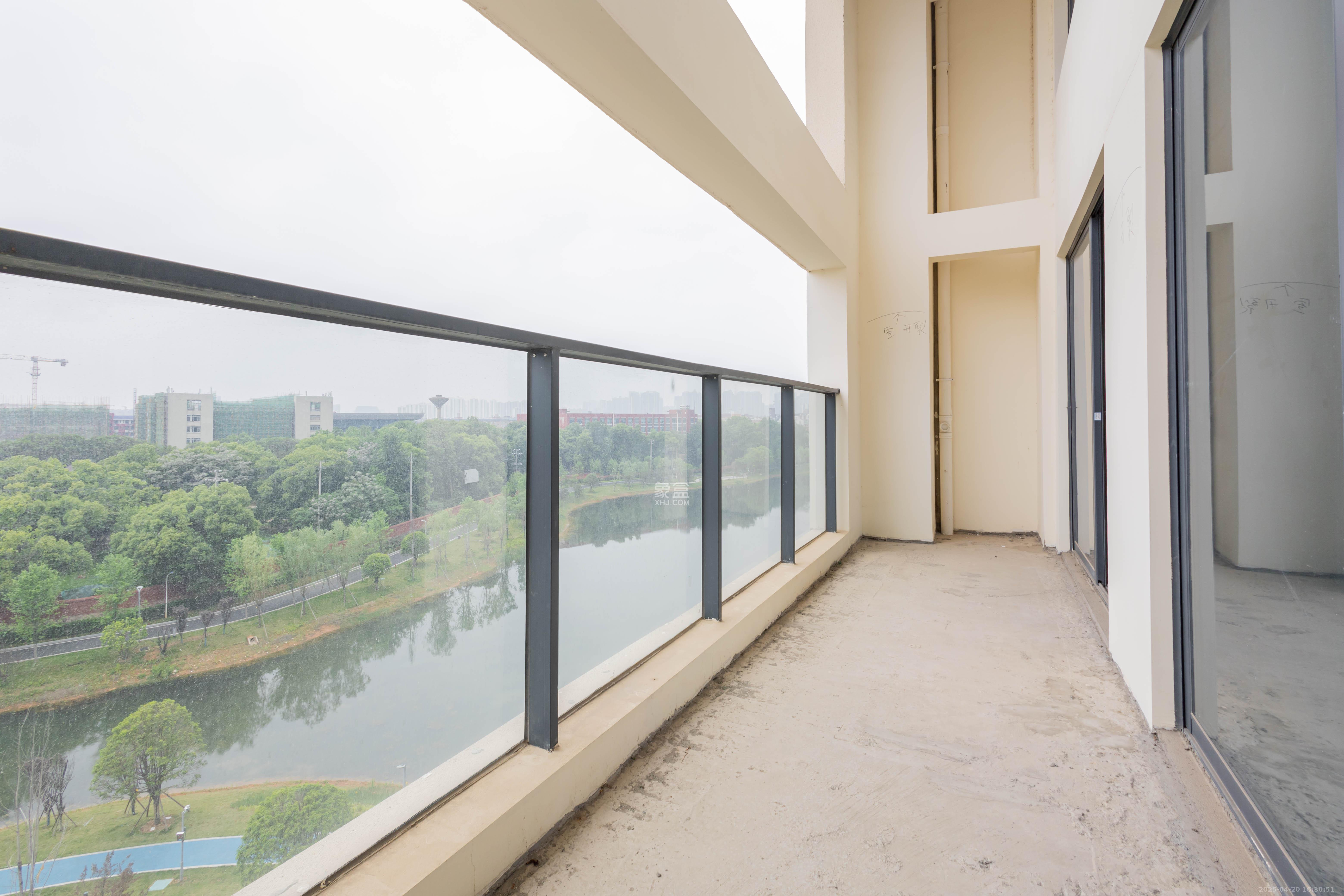 中信城开东宸上品  5室2厅3卫    220.0万卧室