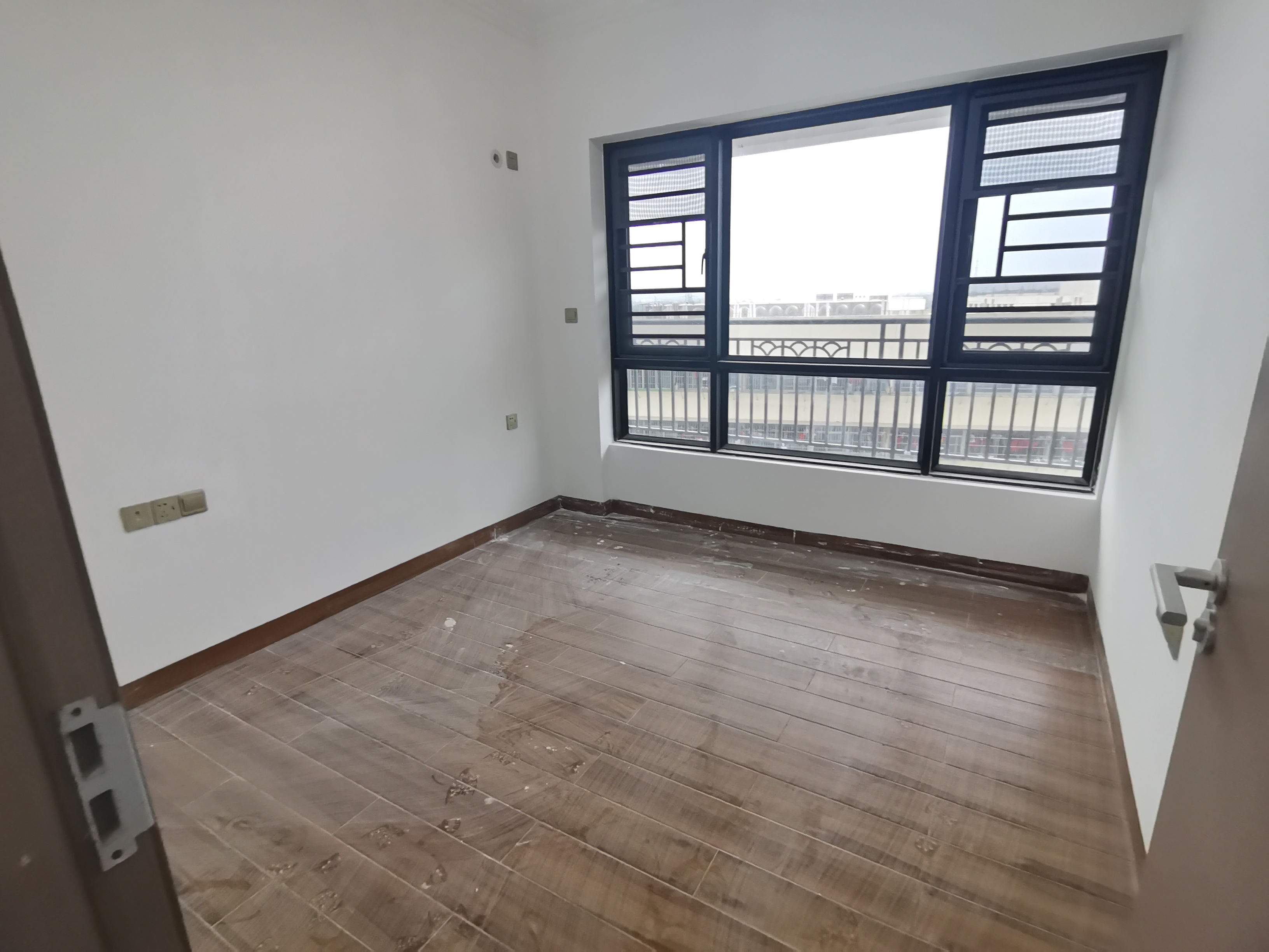 万景峰一期  3室2厅1卫    2000.0元/月 万景峰一期  3室2厅1卫    2000.0元/月室内图