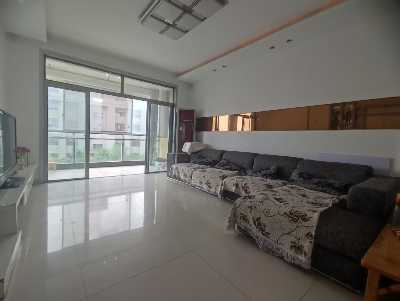 佳宁娜小区(梓山湖小区)  3室2厅2卫    2300.0元/月 佳宁娜小区(梓山湖小区)  3室2厅2卫    2300.0元/月室内图