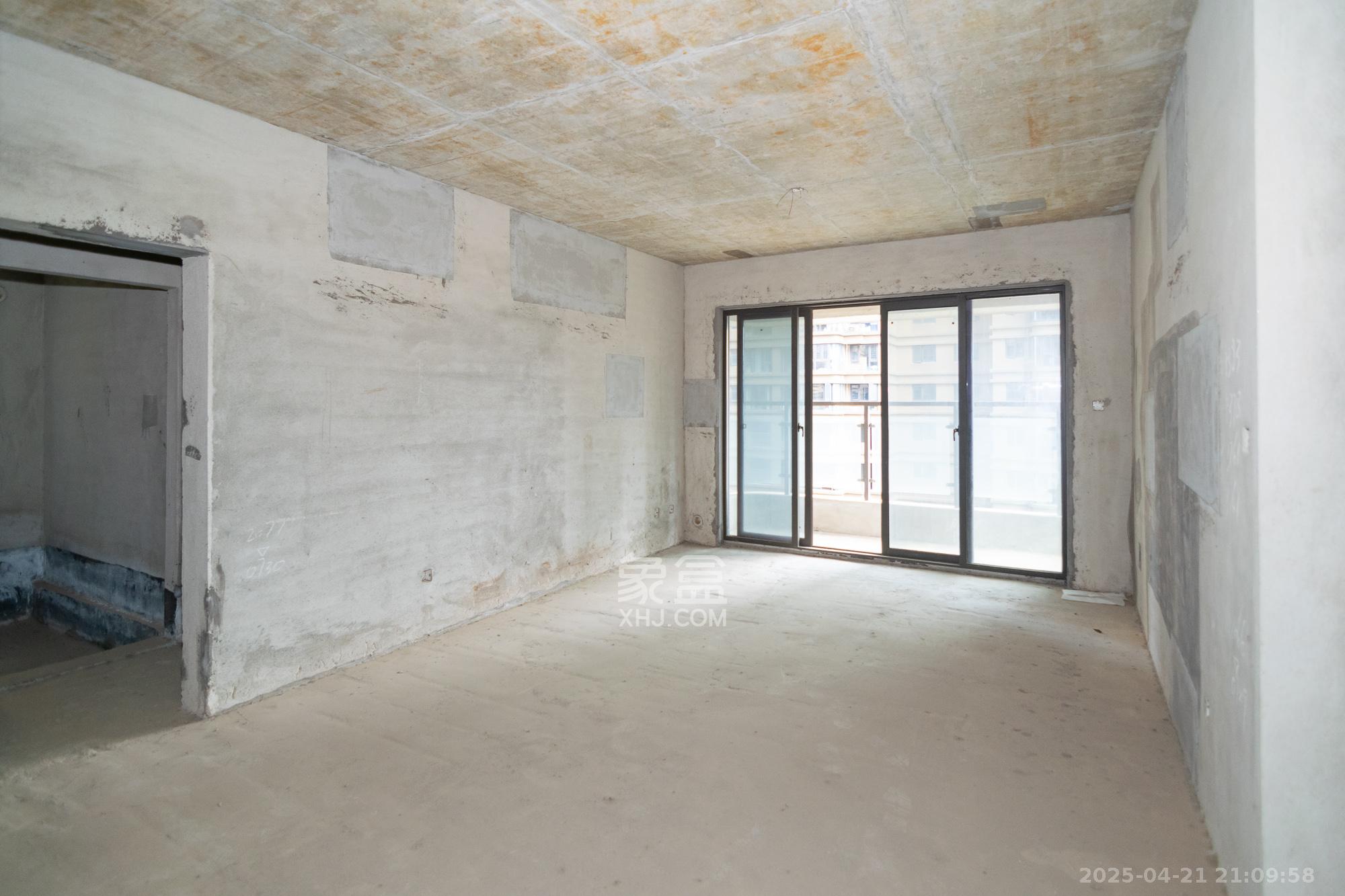 润和长郡(润和紫郡二三期) 4室2厅2卫 82.0万 润和长郡(润和紫郡二三期) 4室2厅2卫 82.0万客厅