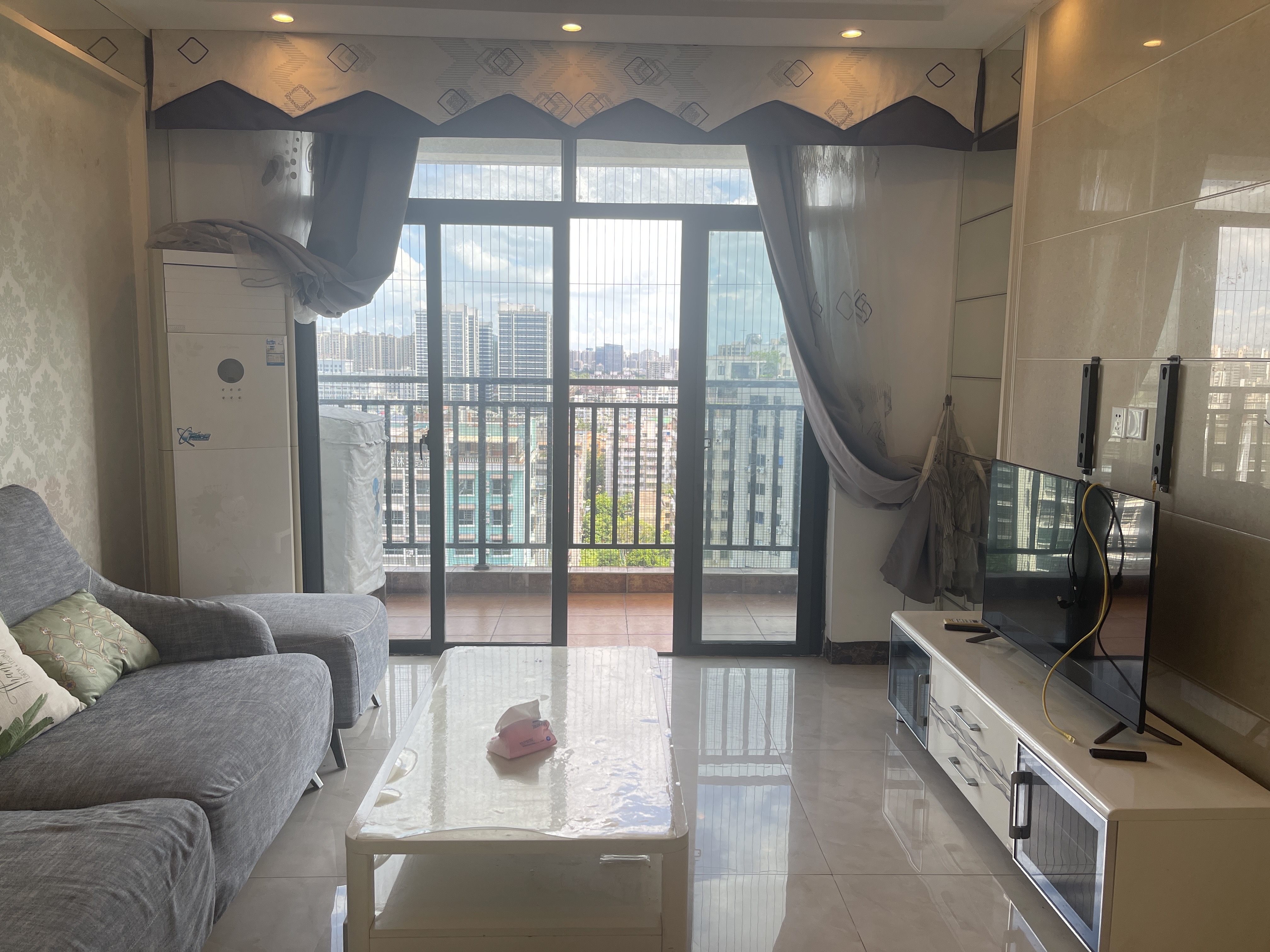 金碧雅苑 4室2厅2卫 210.0万 金碧雅苑 4室2厅2卫 210.0万客厅