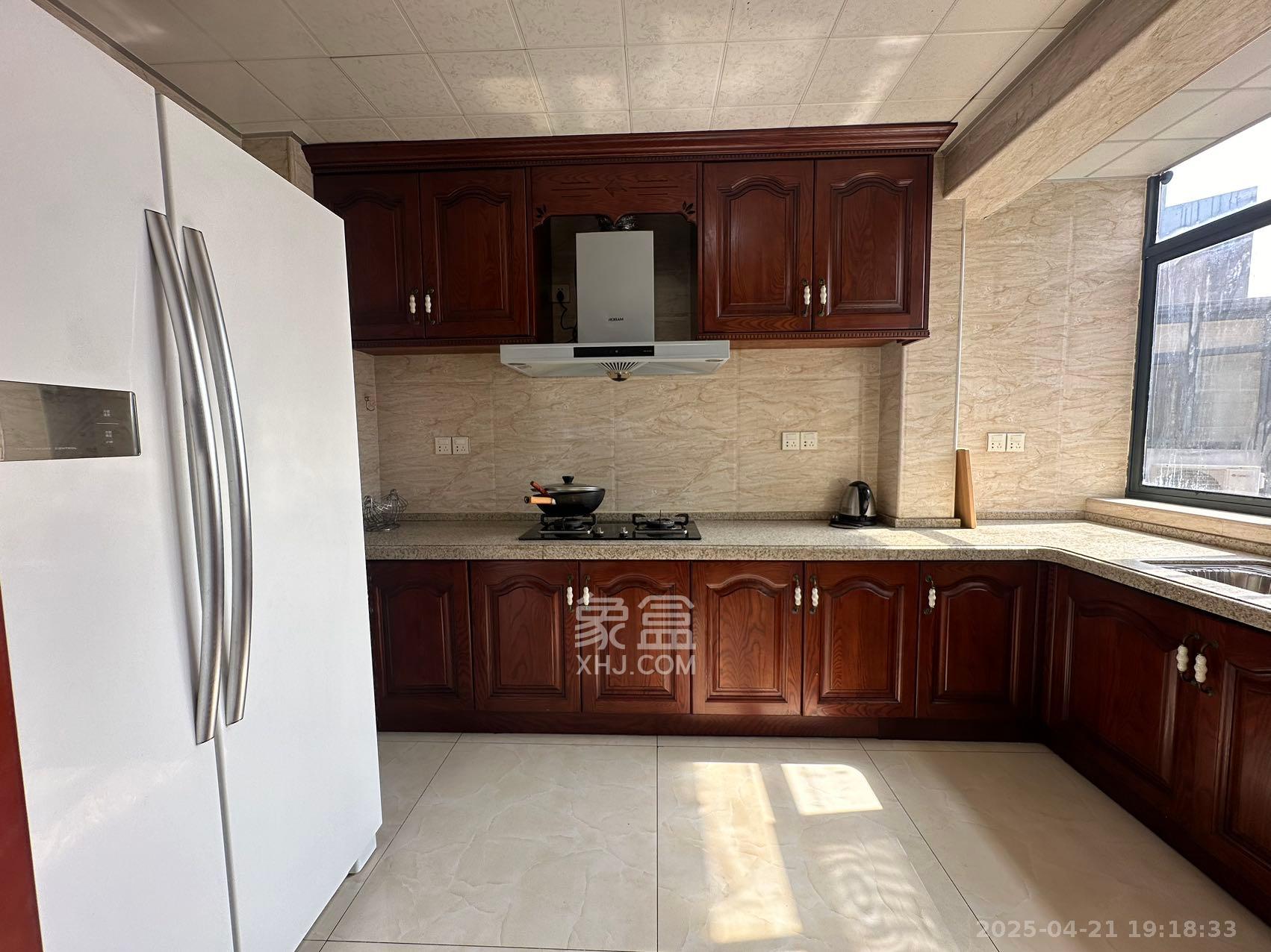 藏珑湖上国际花园 5室2厅3卫 5000.0元/月 藏珑湖上国际花园 5室2厅3卫 5000.0元/月室内图