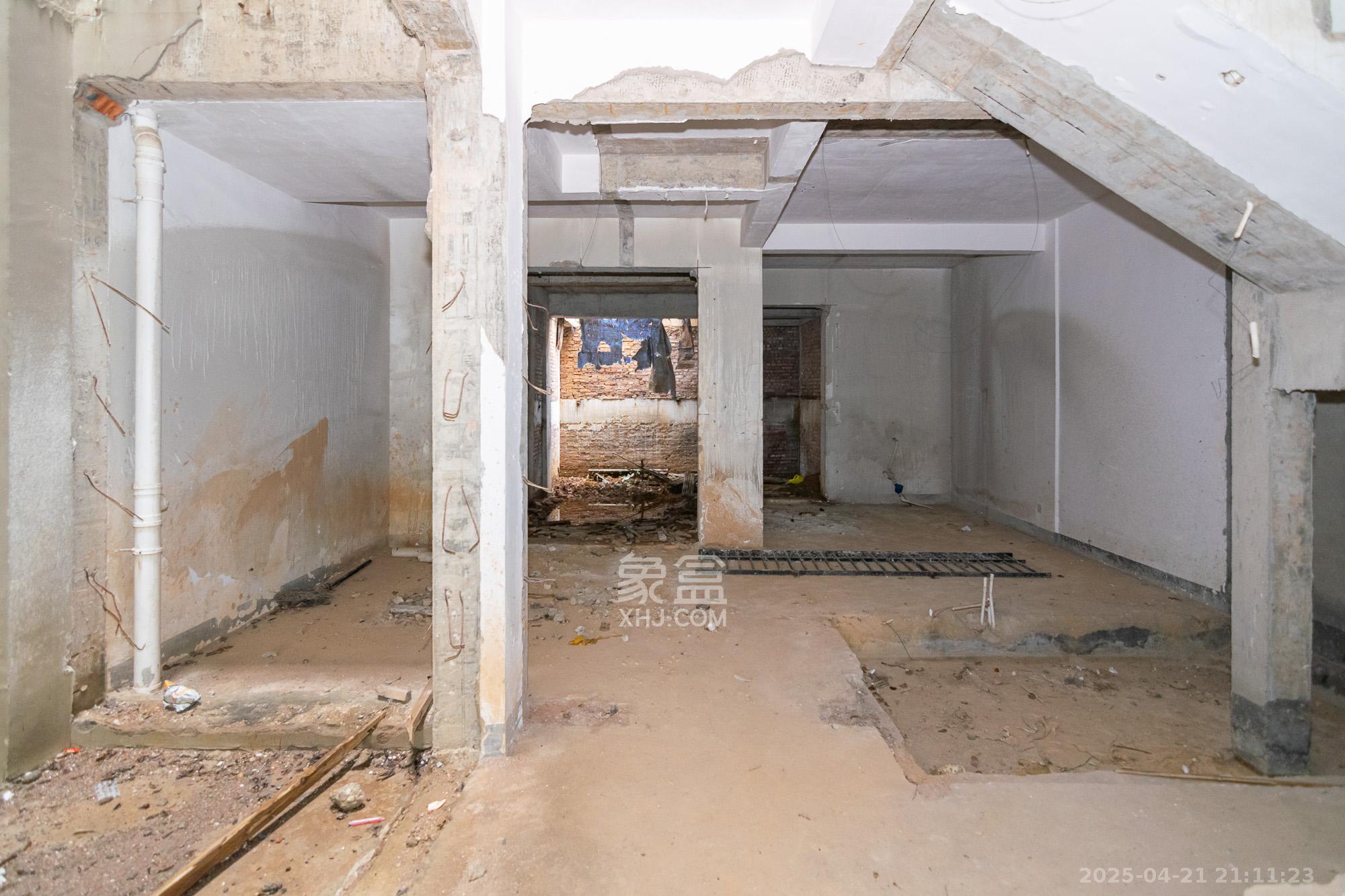 金地三千府(金地湖山樾、金地自在城) 6室3厅4卫 368.0万 金地三千府(金地湖山樾、金地自在城) 6室3厅4卫 368.0万卧室