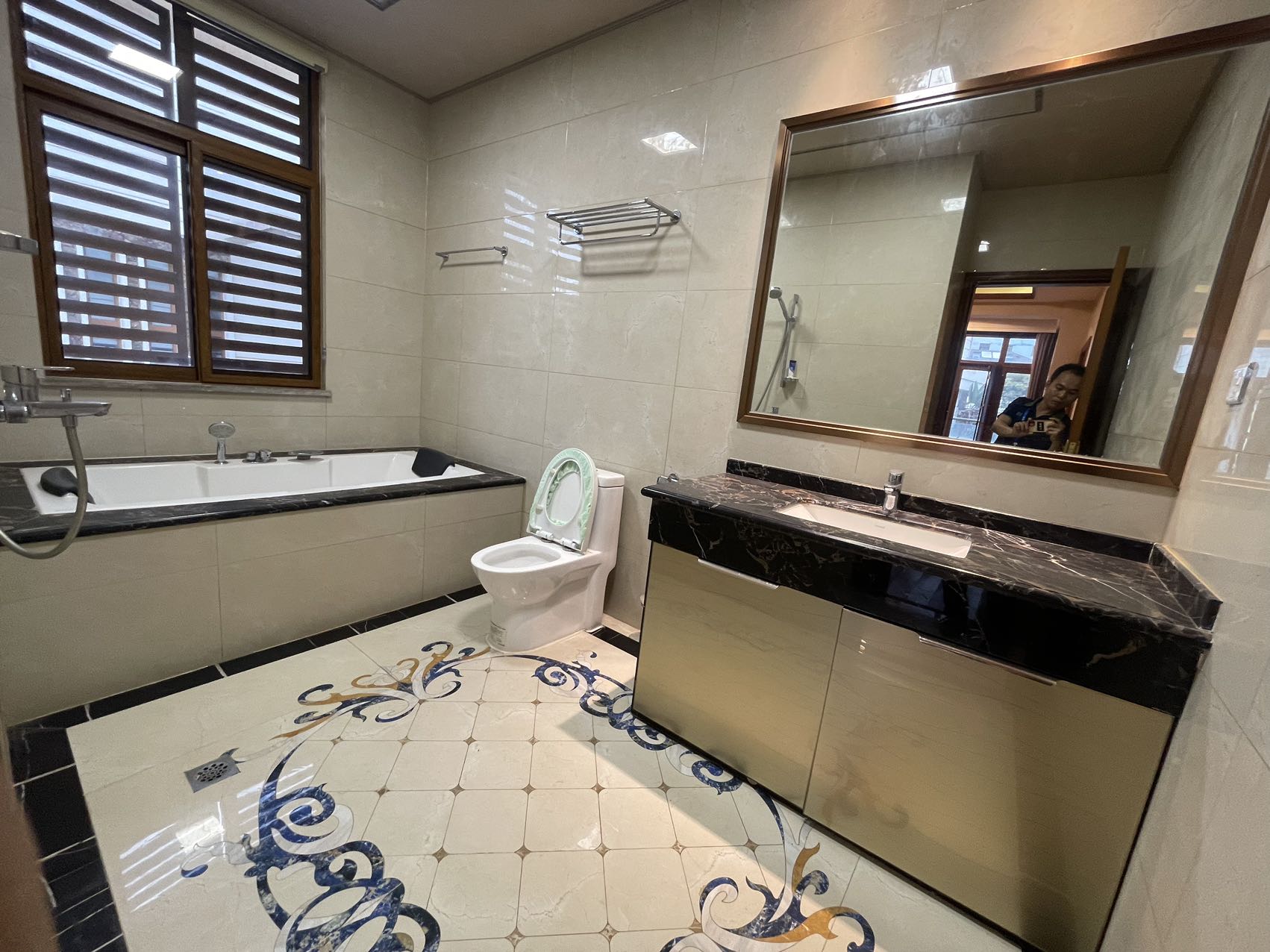 美灵湖  5室2厅3卫   12000.00元/月室内图