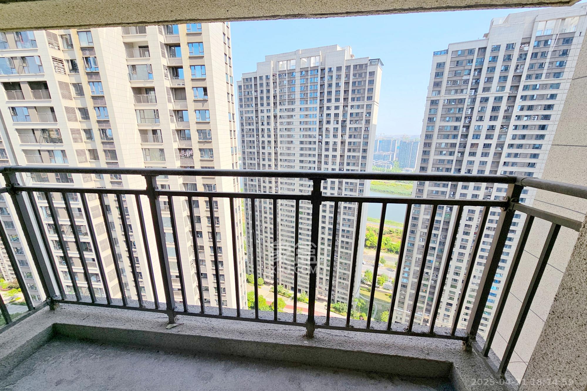 阳光城尚东湾凌云府  4室2厅2卫   131.00万阳台